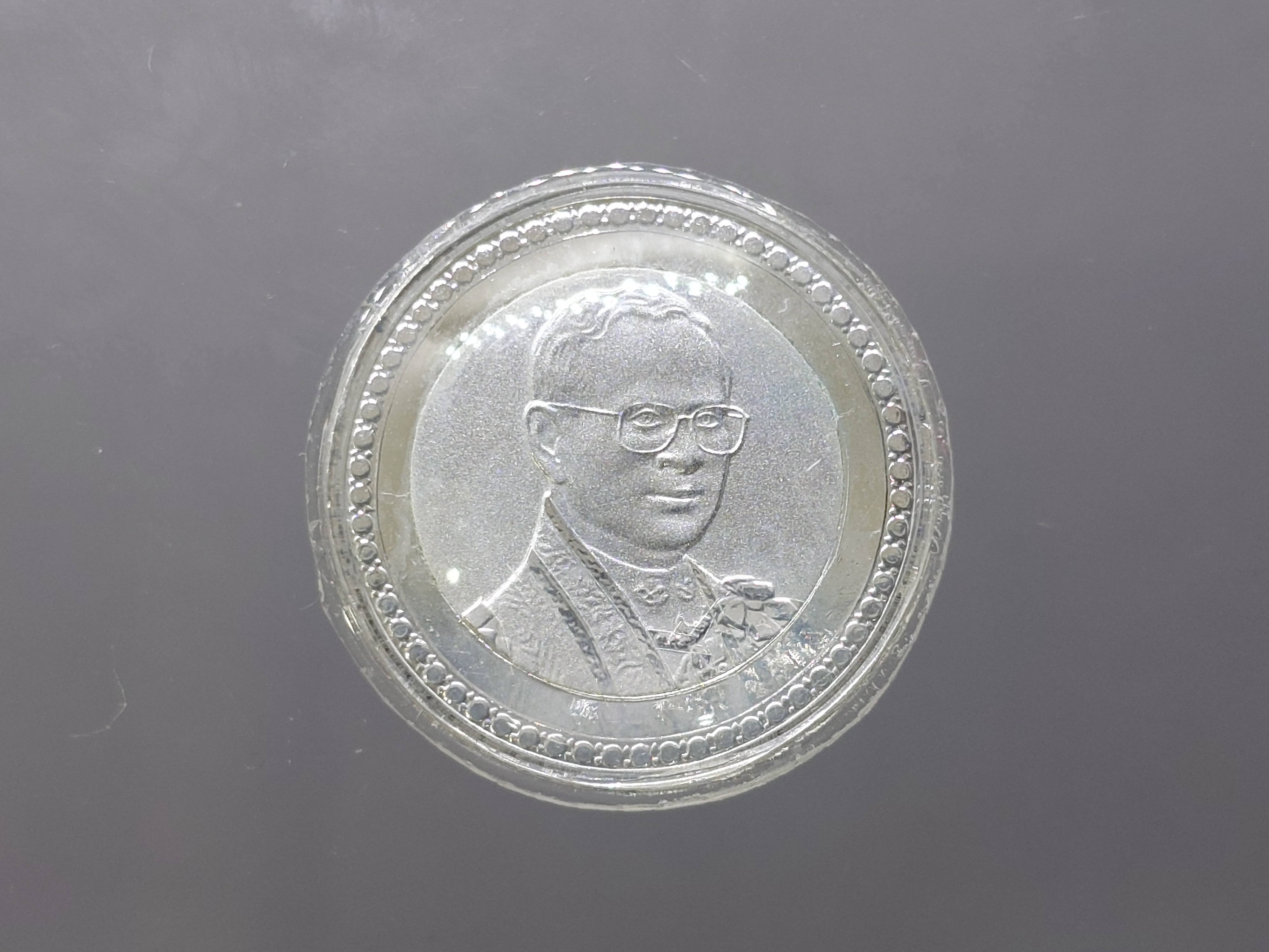 เหรียญ 10 บาท สองสี กาหลั่ยเงิน ขัดเงาพ่นทราย ที่ระลึกครองราชย์ครบ 60 ปี รัขกาลที่9 ปี2549 พร้อมเลี่ยมกันน้ำ