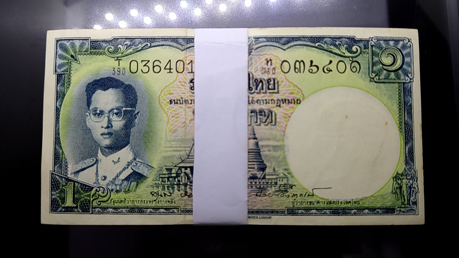 ธนบัตร 1 บาท (ยกแหนบ เรียงเลข 100 ใบ) แบบ 9 รุ่น 6 ไม่ผ่านใช้ เก่าเก็บ