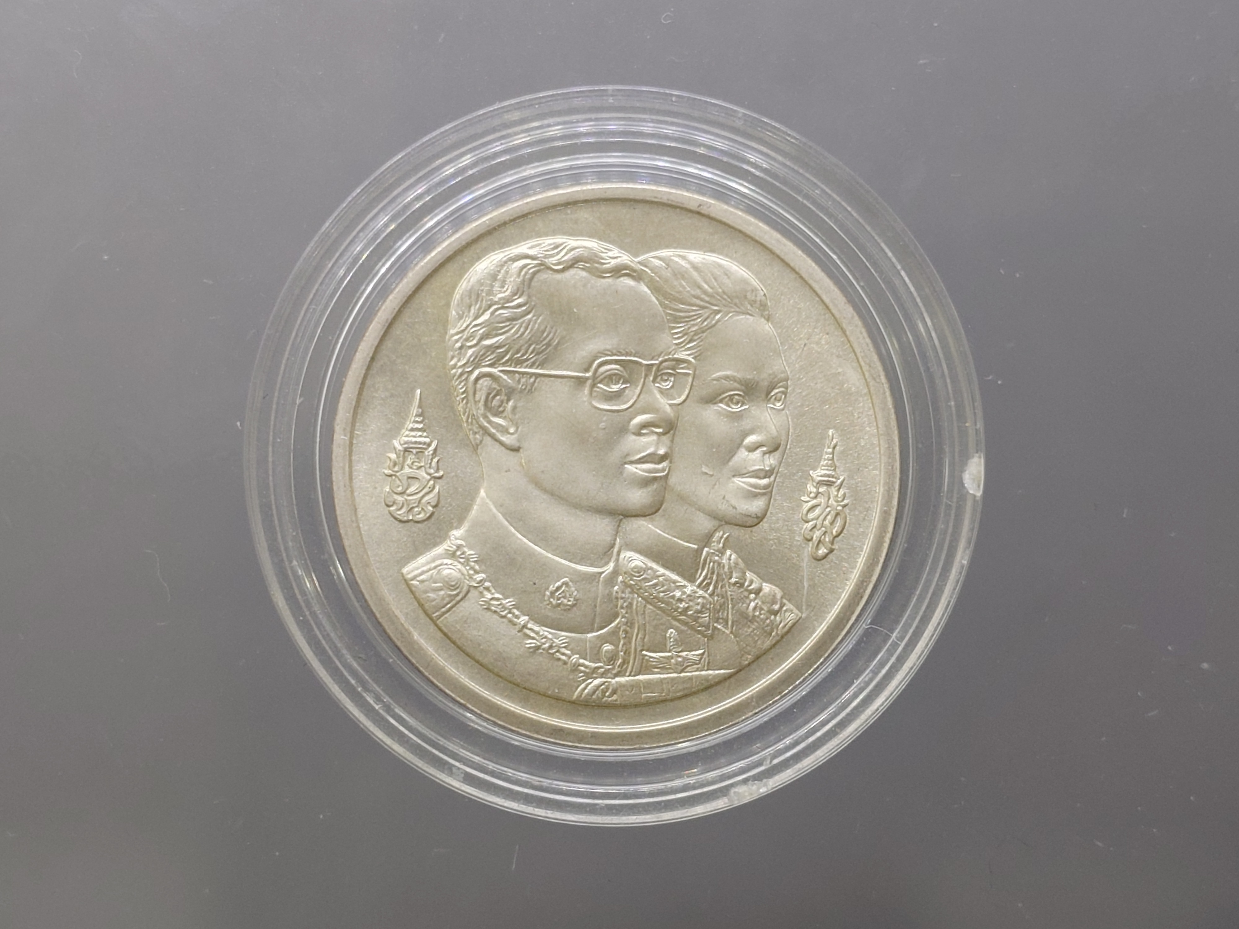 เหรียญที่ระลึก 60 พรรษา รัชกาลที่ 9 เนื้อเงิน(กองทัพอากาศสร้าง) ที่ระลึกการก่อสร้างพระมหาธาตุเจดีย์นภเมทนีดล และนภพลภูมิสิริ ปี2530