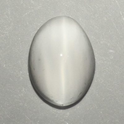 **ขายแล้ว**มูนสโตนตาแมว หรือ มุกดาหารตาแมว (Cat's eye Moonstone) 0.70 กะรัต สีขาว รูปไข่ เล็กๆน่ารัก