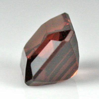สปิเนลสีส้มน้ำตาลอมแดง (Spinel) 1.56 กะรัต รูปเหลี่ยมมรกต รูปร่างดี