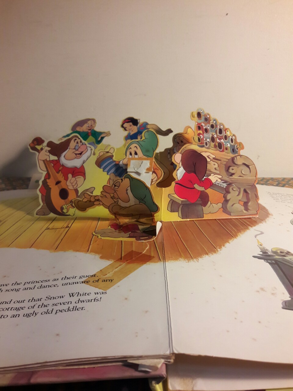 Snow White and the Seven Dwarfs Pop – Up Book