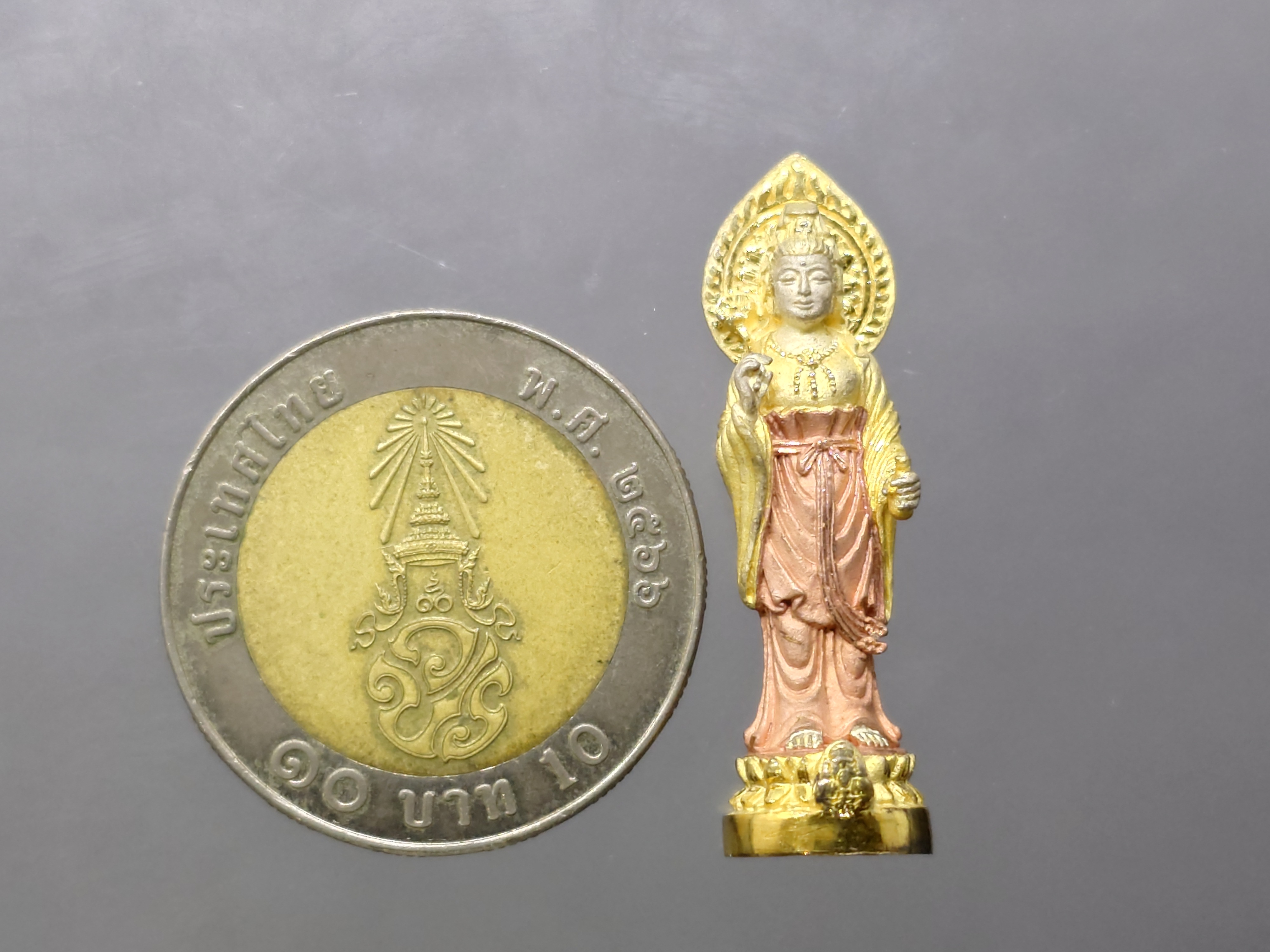 พระโพธิสัตว์อวโลกิเตศวร เจ้าแม่กวนอิม เนื้อเงินสามกษัตริย์ รุ่นฉลองปีกาญจนาภิเษก พิธีพุทธาภิเษก อ.หาดใหญ่ จ.สงขลา ปี2540