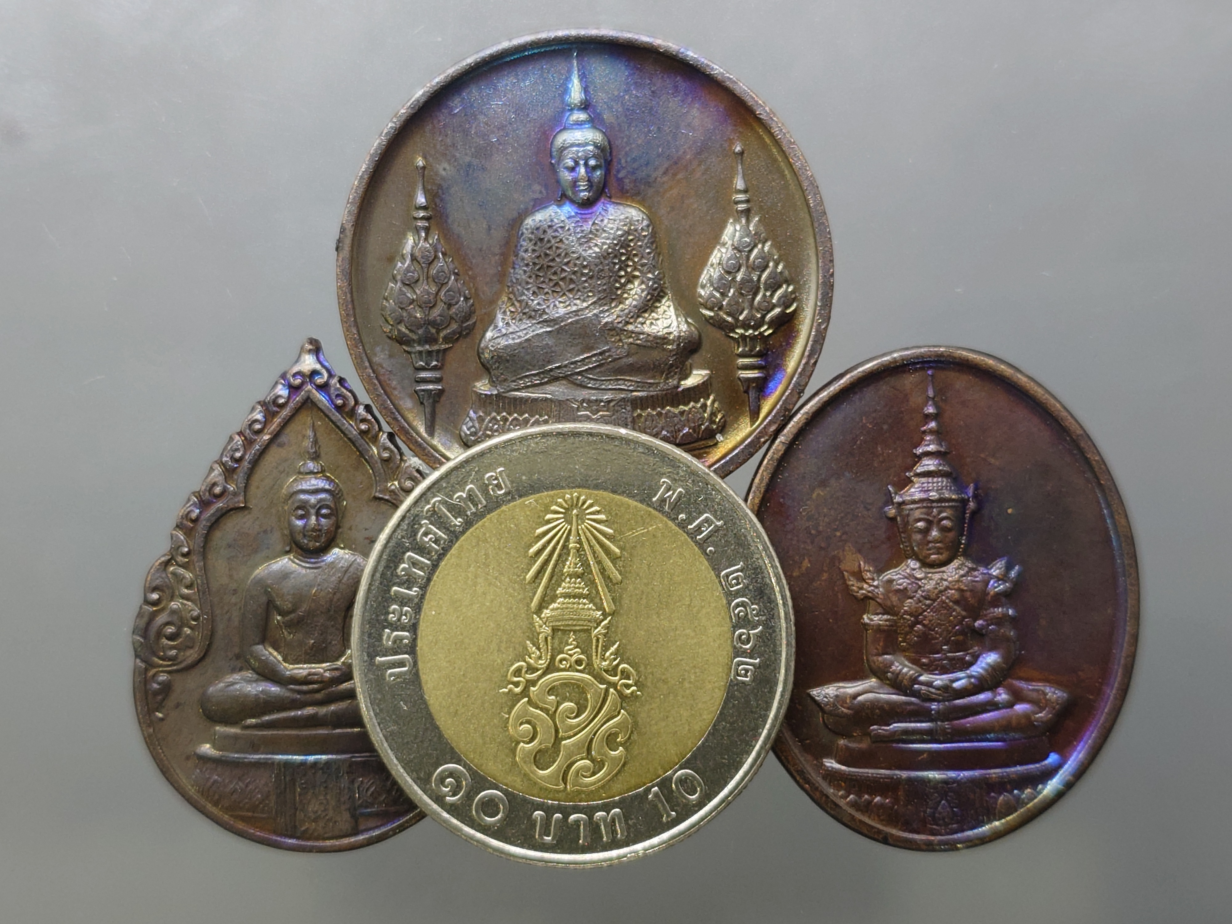 พระแก้วมรกต ภปร รุ่น 2(ชุด 3 ฤดู)ฉลองวัดพระศรืๆ (ด้านหลัง มี ราชศรัทธา) ทองแดงรมดำ ปี2525 พร้อมตลับเดิม