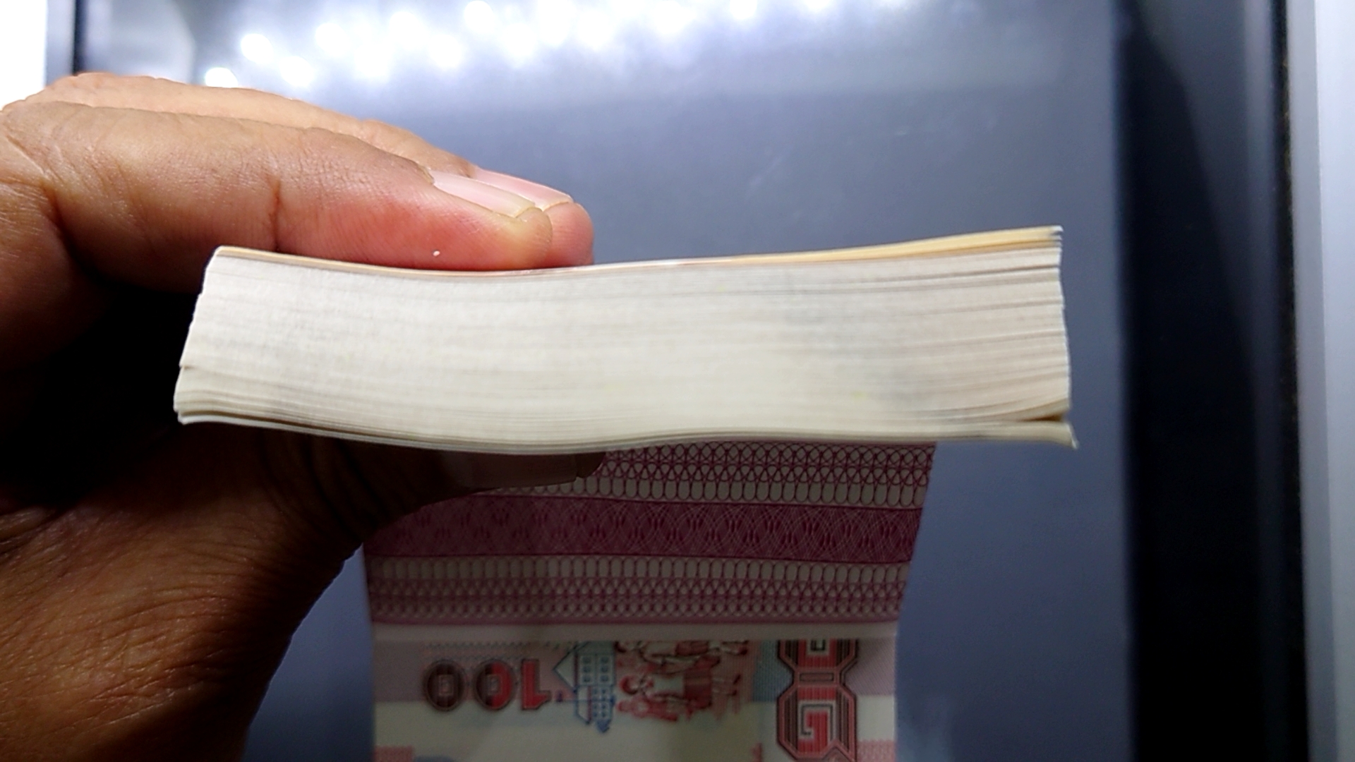 ธนบัตร 100 บาท แบบ 14 (ยกแหนบ 100 ใบ) เรียงเลข หลังโรงเรียนเลิก รัชกาลที่9 ปี ไม่ผ่านใช้ สภาพสวย