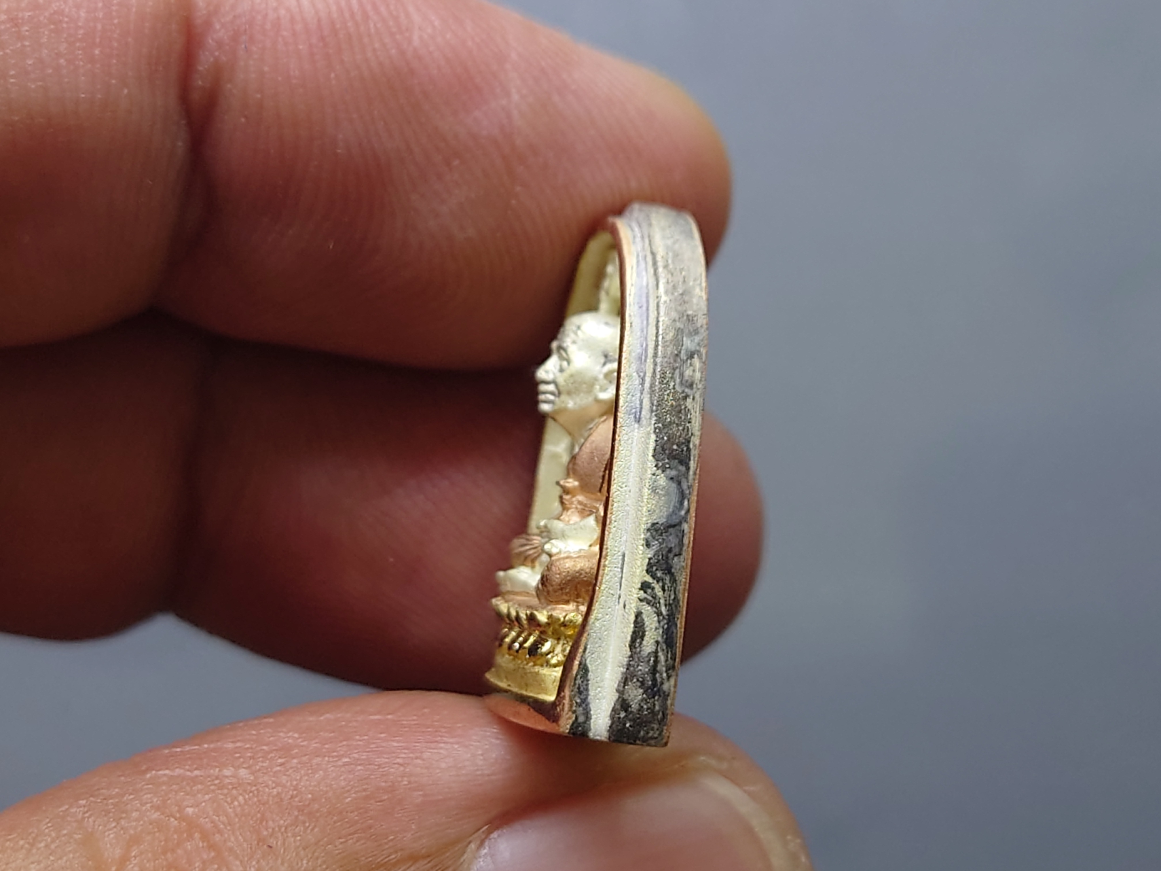 เหรียญหลวงปู่ทวด เนื้อเงิน 3 K รุ่นมงคลบารมี วัดประสาทบุญญาวาส พ.ศ.2545 พิมพ์พระรอด ขนาดสูง 2.2 ซ.ม. พร้อมกล่องเดิม