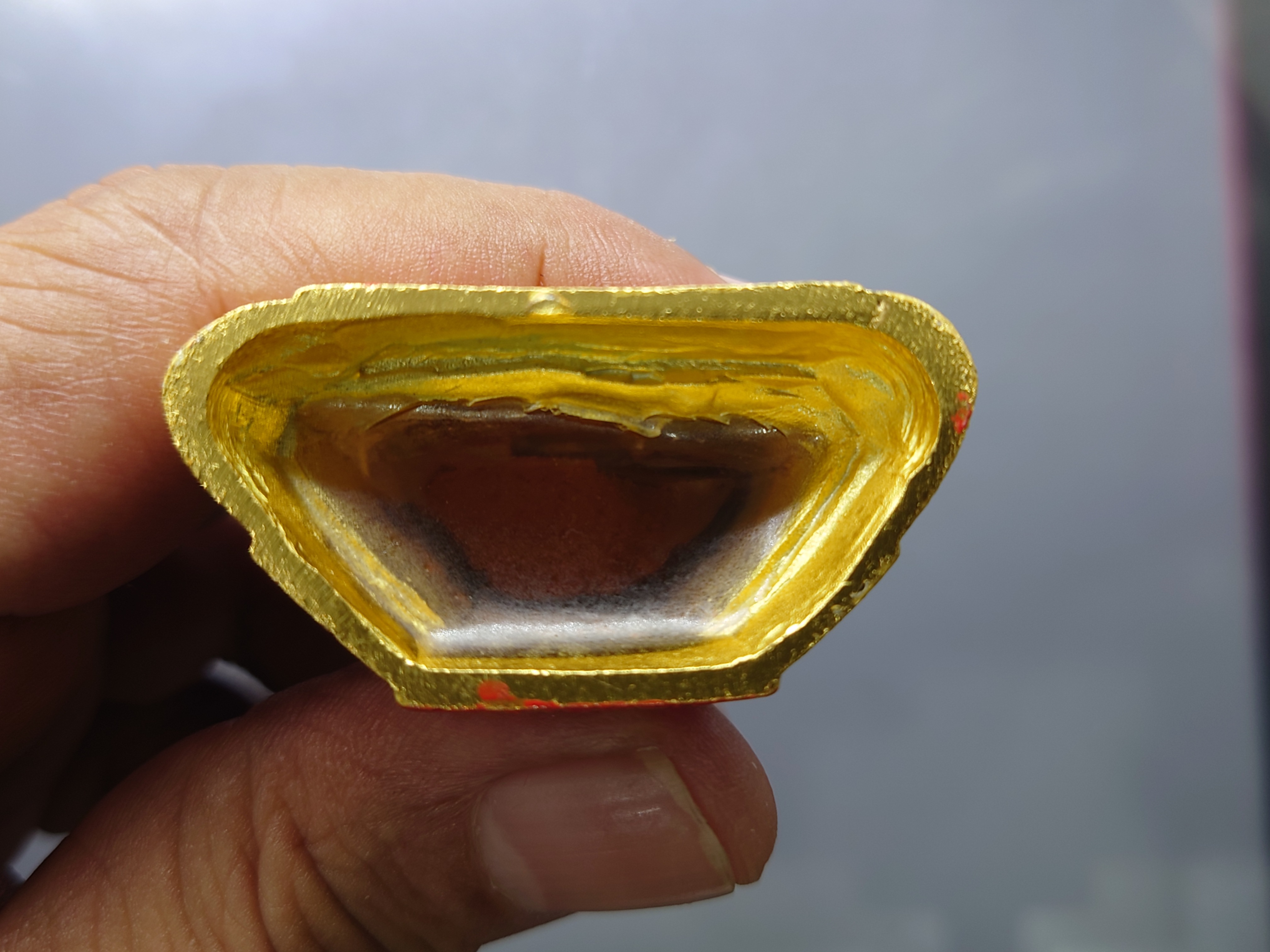 พระแก้วมรกต ทรงฤดูฝน (ขนาดสูง 6.3 เซน) เนื้อโลหะเคลือบสีเขียว เครื่องทรงชุบทอง สำนักพระราชวัง สร้าง พุทธาภิเษก ณ วัดพระศรีรัตนศาสดาราม พ.ศ.2547 ซีลเดิม รับประกันแท้