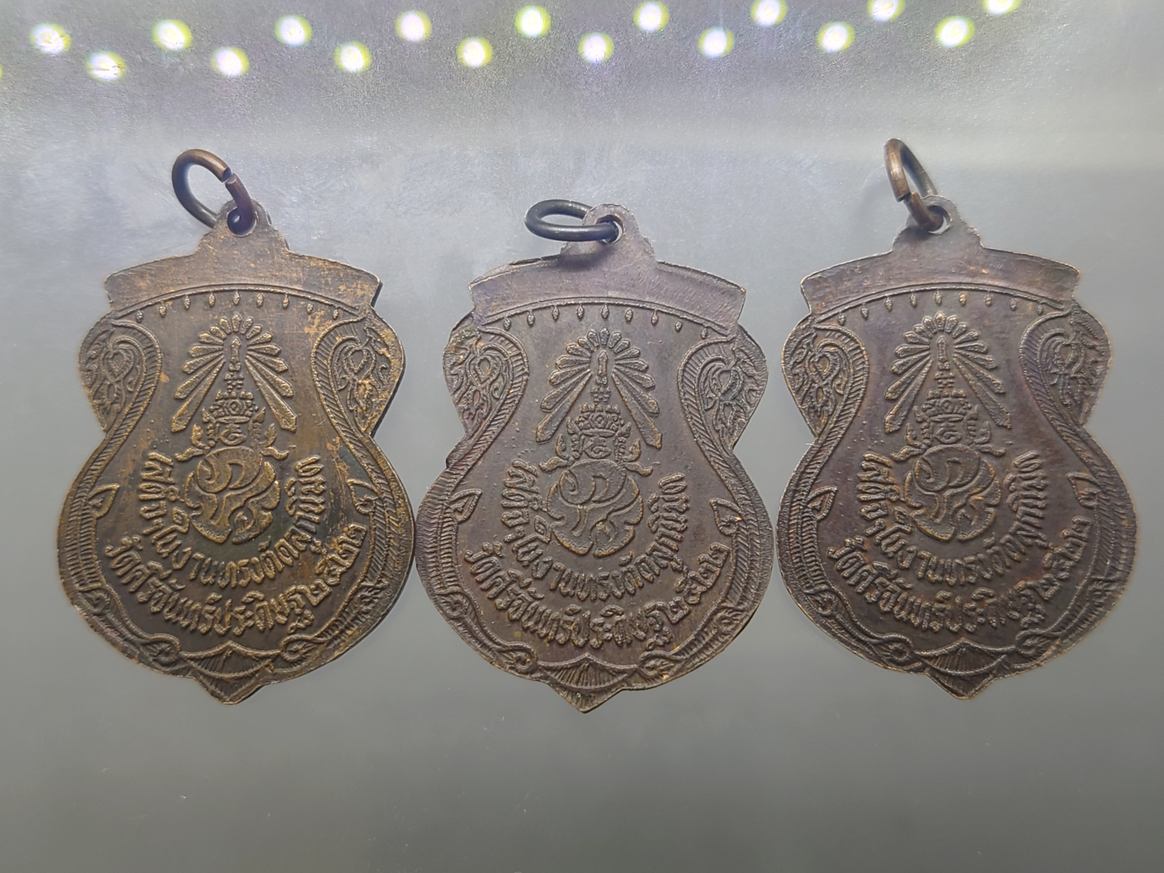 เหรียญในหลวง-พระราชินี เสด็จในงานทรงตัดลูกนิมิต (หลวงปู่โต๊ะ ร่ามปลุกเสก) เนื้อทองแดง วัดศรีจันทร์ประดิษฐ์ ปี2522