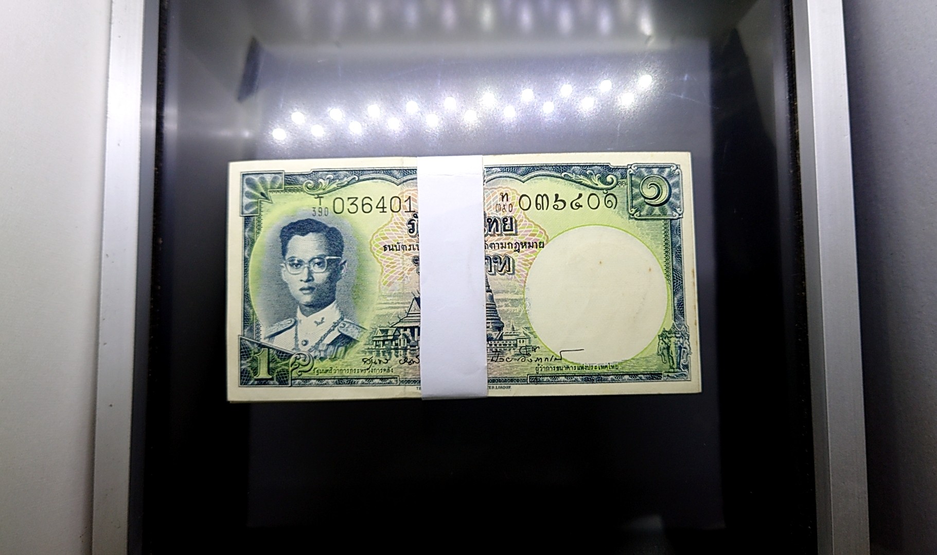 ธนบัตร 1 บาท (ยกแหนบ เรียงเลข 100 ใบ) แบบ 9 รุ่น 6 ไม่ผ่านใช้ เก่าเก็บ