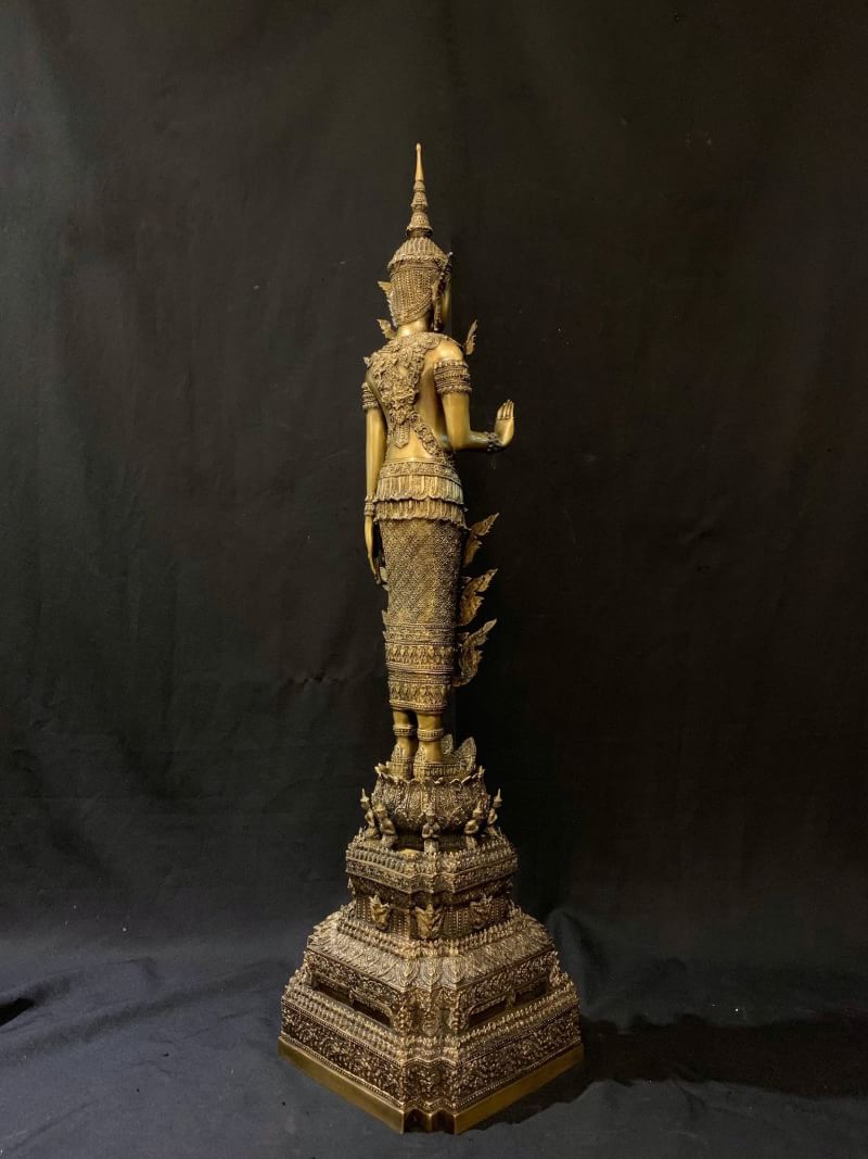 พระพุทธรูปทรงเครื่องจักรพรรดิ์ องค์ใหญ่ สูง 1 เมตร