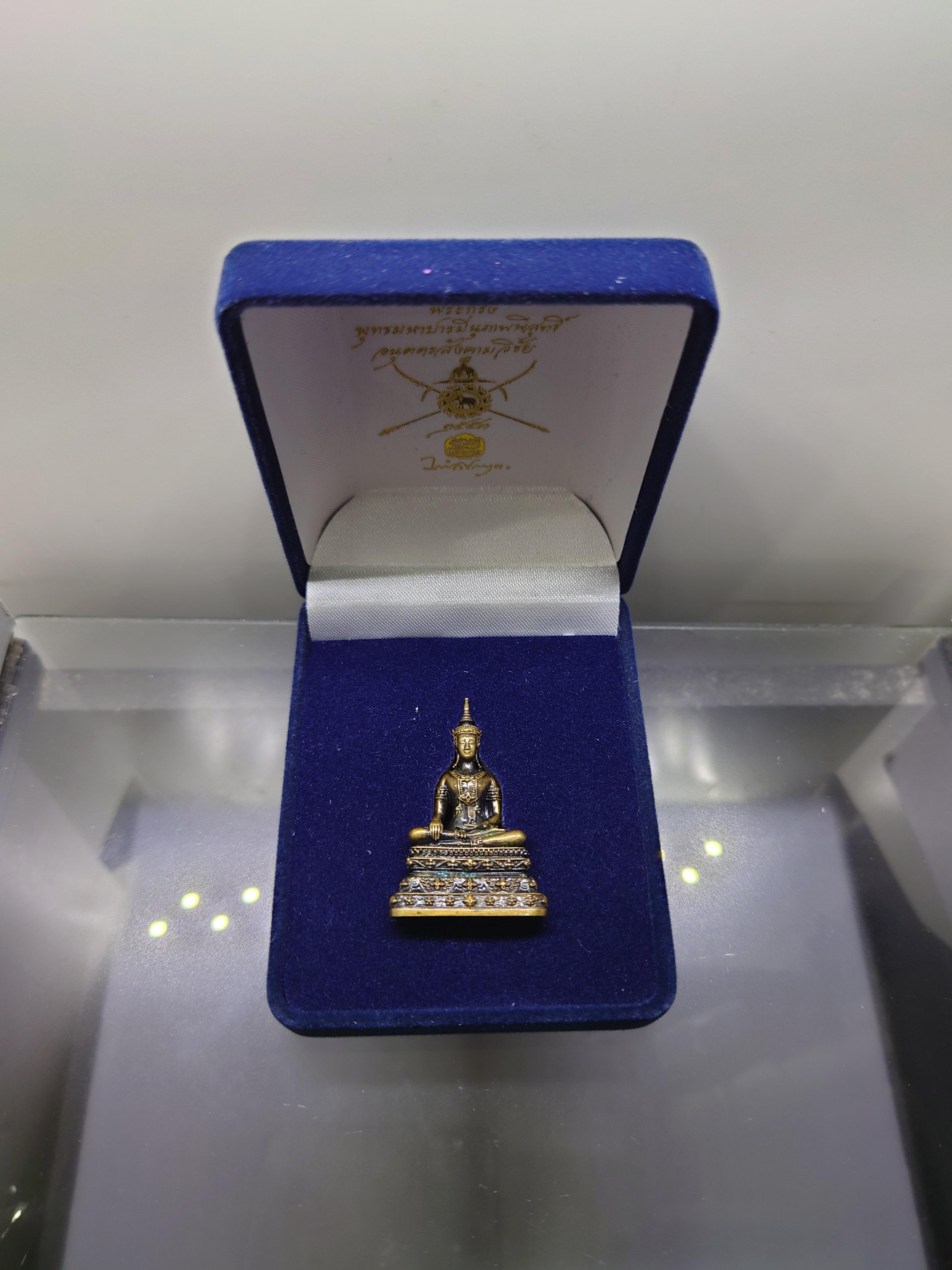 พระกริ่งพุทธมหาบารมีนุภาพพิสุทธิ์ อนุตตรสังคามวิชัย เนื้อทองแดงซาติน ผลงานศิลปินแห่งชาติ อ.จักรพันธุ์ โปรษยกฤต ปี2553 พร้อมกล่องเดิม หายาก