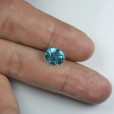 เพทายสีฟ้า (Blue Zircon) 5.05 กะรัต สีฟ้าหวาน รูปไข่ ประกายดี