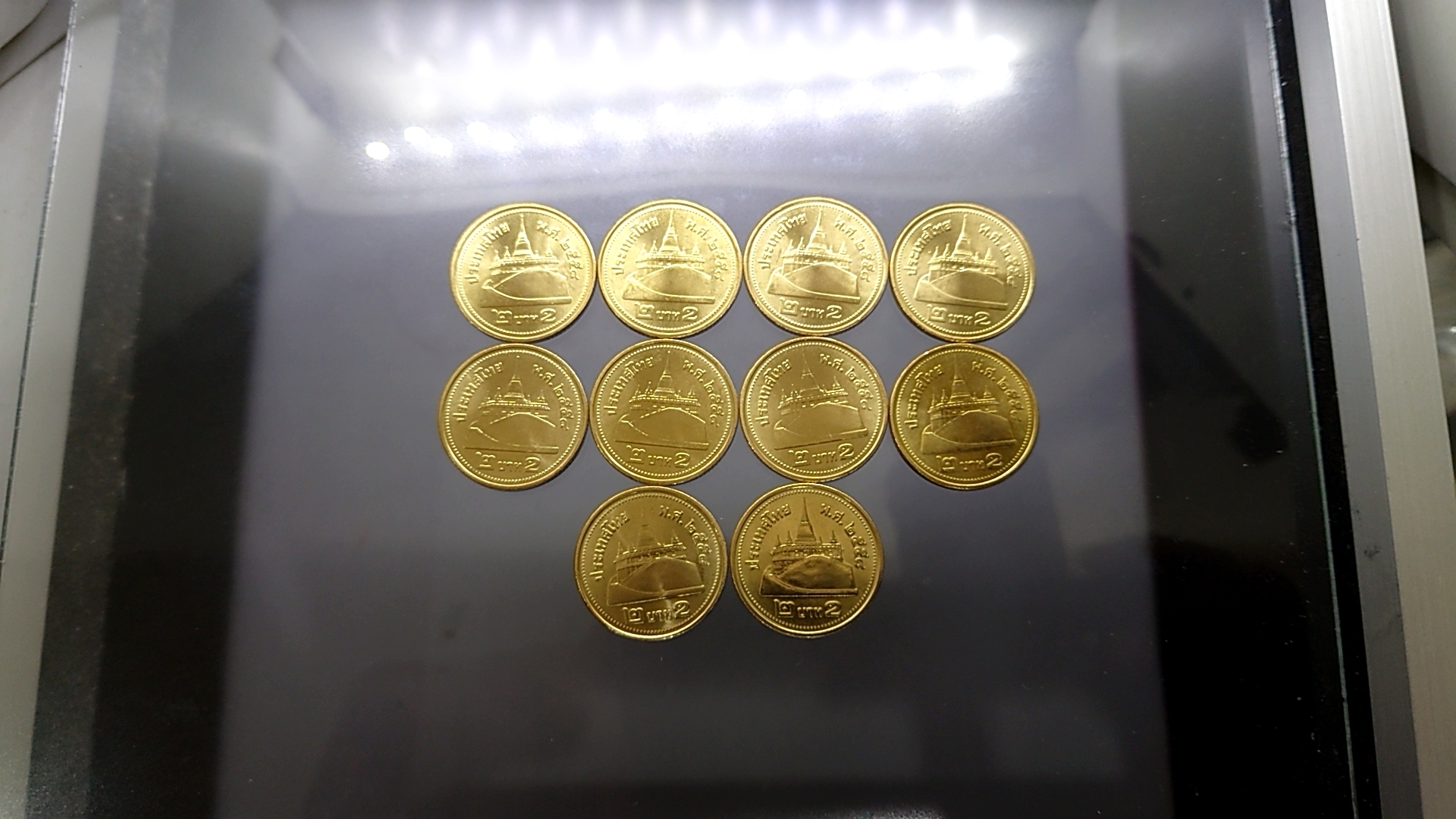 ชุด 10 เหรียญ เหรียญ 2 บาท หมุนเวียน สีทอง พ.ศ.2558 ไม่ผ่านใช้