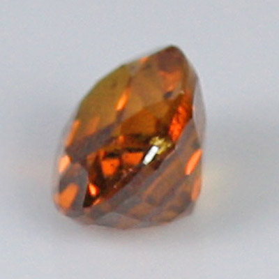 **ขายแล้ว**โกเมนสีส้มหรือสเปซซาไทท์ (Spessartite Garnet) 0.59 กะรัต เล็กๆ น่ารัก