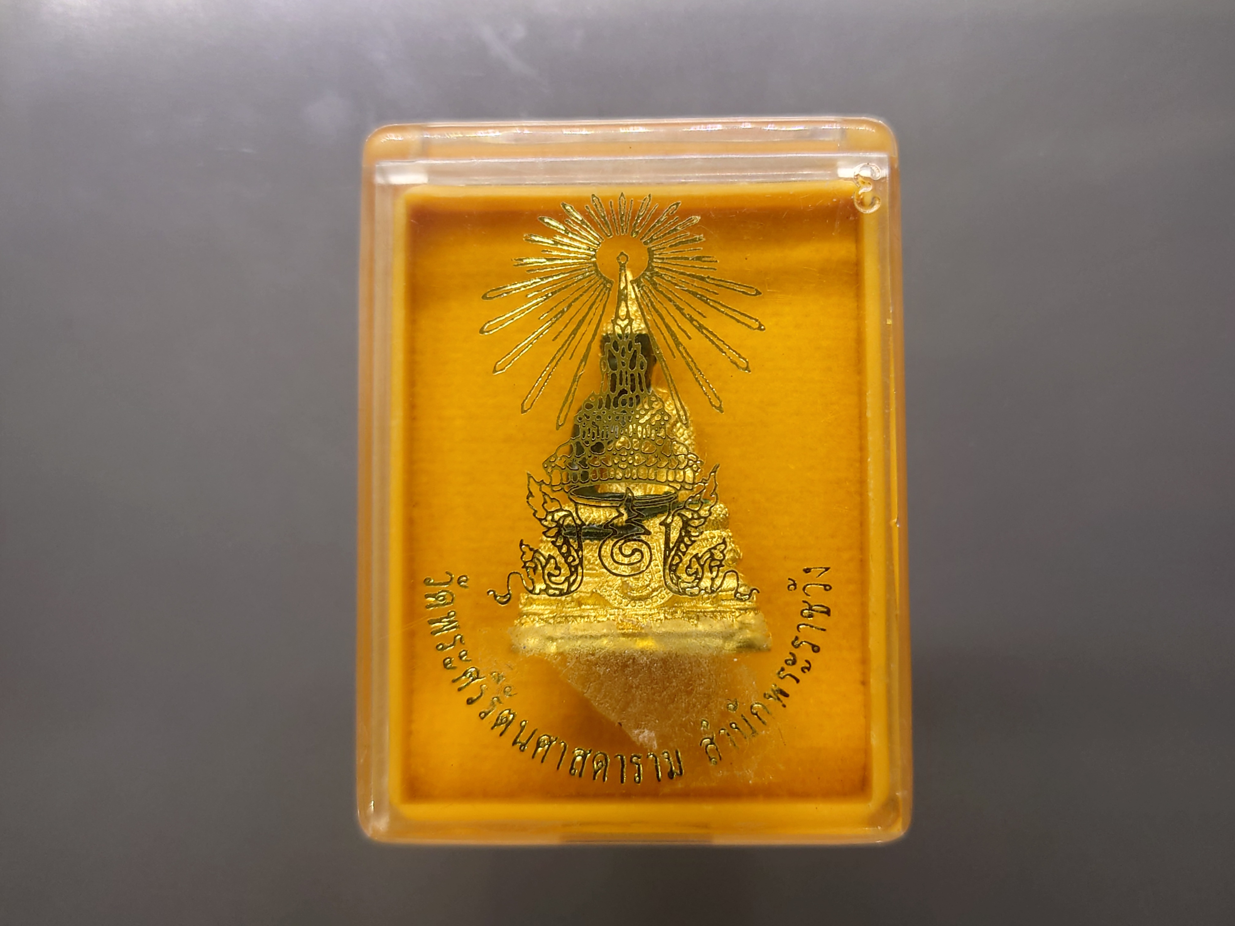 พระแก้วมรกต ทรงเครื่องฤดูฝน เนื้อโลหะเคลือบสีเขียว เครื่องทรงชุบทอง ขนาดสูง 3 เซน สำนักพระราชวัง สร้าง พุทธาภิเษก ณ วัดพระศรีรัตนศาสดาราม พ.ศ.2547 พร้อมตลับเดิม