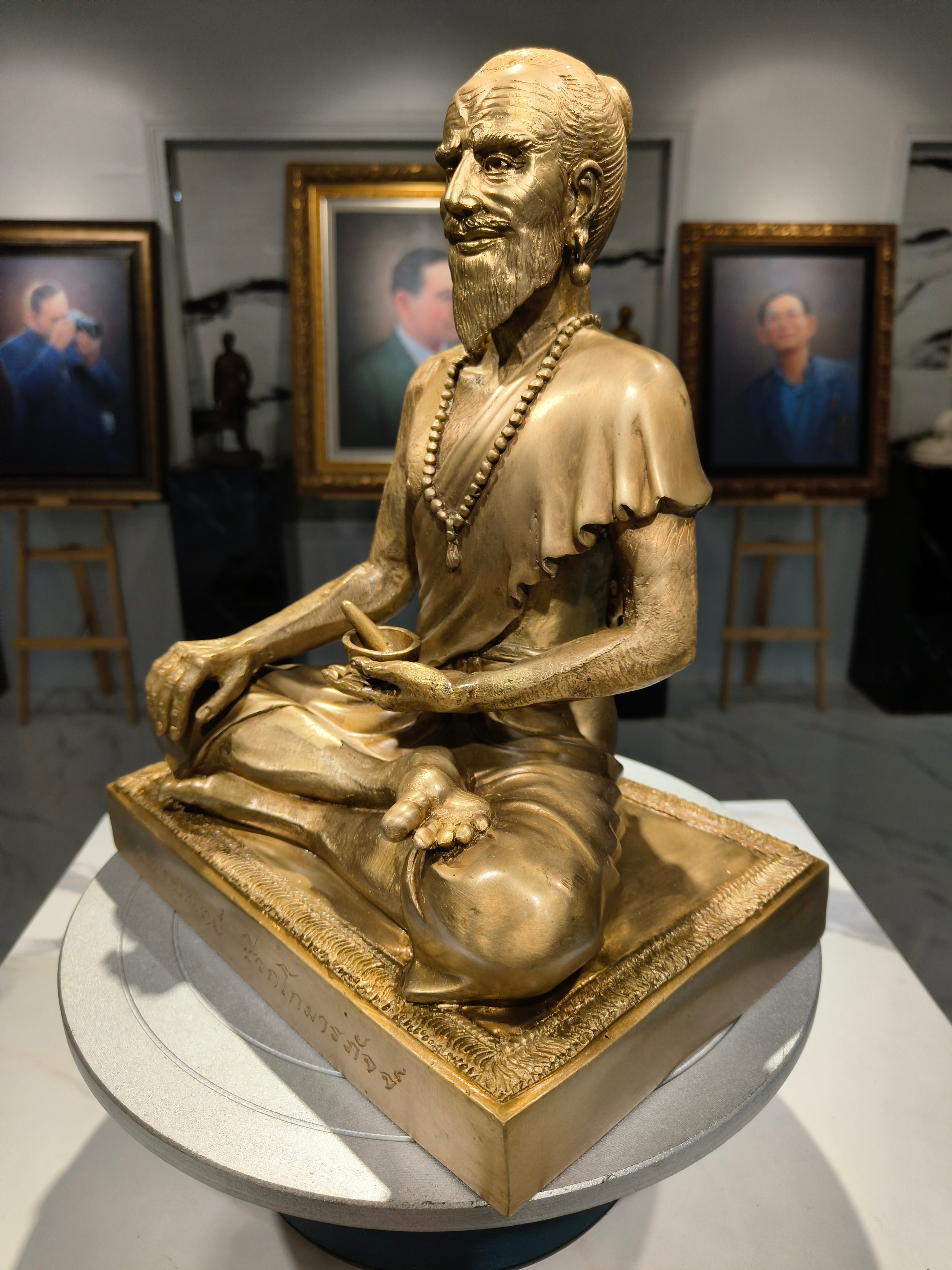 รูปหล่อ บรมครูปู่หมอชีวกโกมารภัจจ์ หน้าตัก 9 นิ้ว จัดสร้างโดย ชมรมสมุนไพรไทย พ.ศ.2539