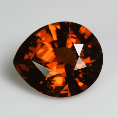 โกเมนสีส้มหรือสเปซซาไทท์ (Spessartite Garnet) 2.87 กะรัต รูปหยดน้ำ ไฟดี