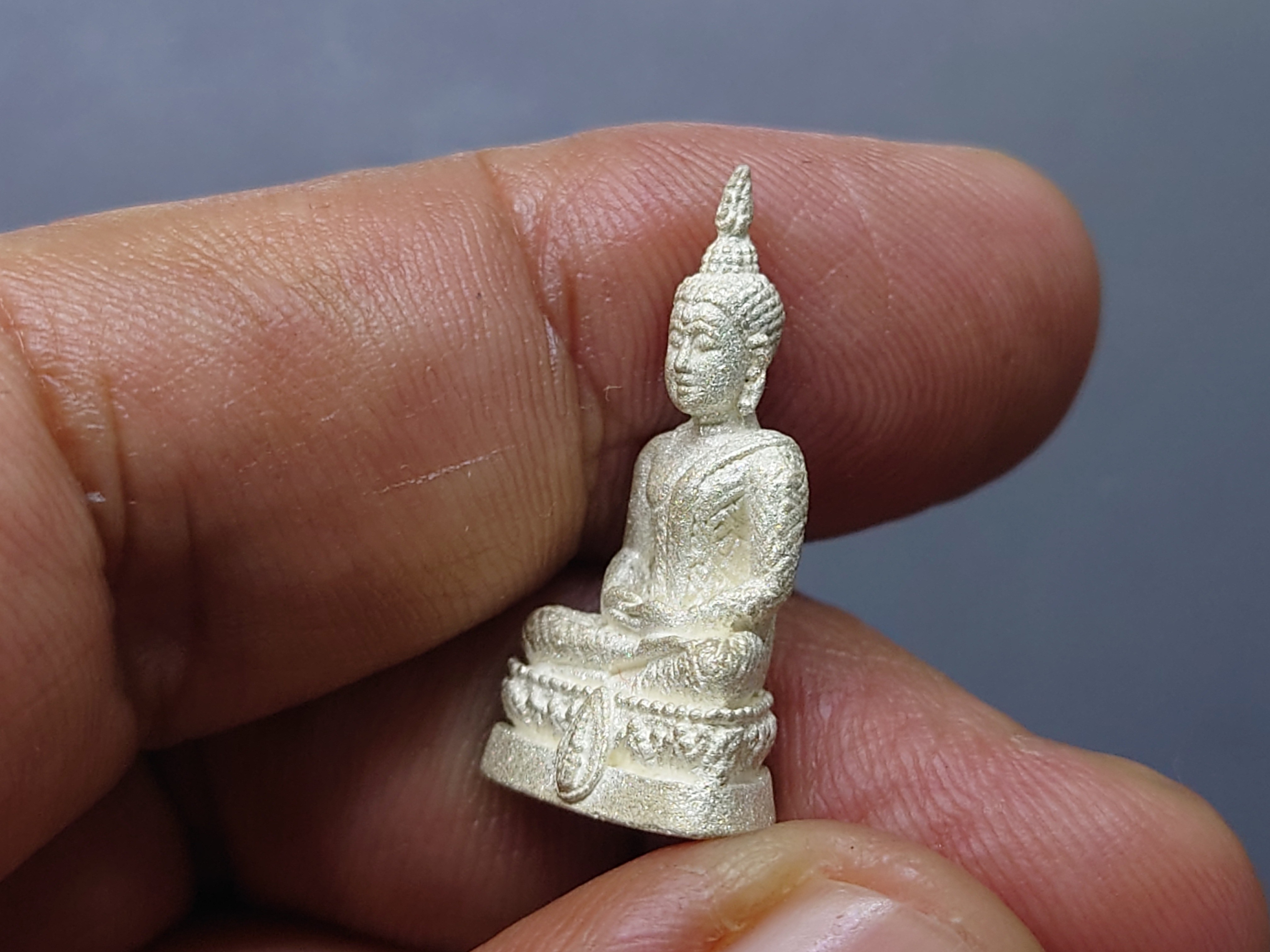 พระแก้วมรกต สธ.ทรงฤดูฝน ลอยองค์ เนื้อเงินพ่นทราย สมเด็จพระเทพฯจัดสร้าง วัดบวรนิเวศวิหาร ปี 2538 พร้อมกล่องเดิม รับประกันแท้