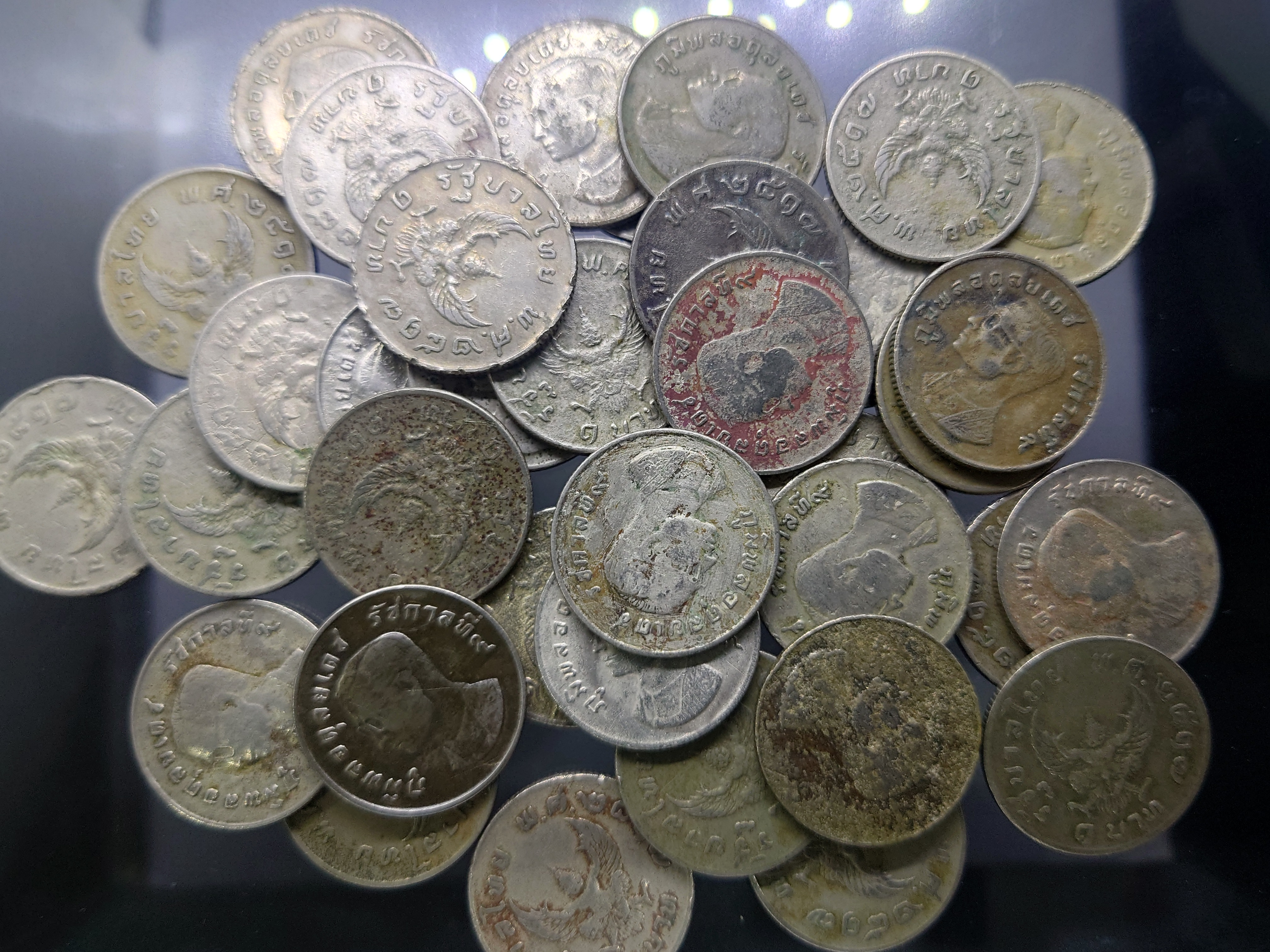 เหรียญ 1 บาท หลังครุฑ ปี 2517 ผ่านใช้ มีคราบ มีบิ่น (ราคาต่อ 1 เหรียญ)