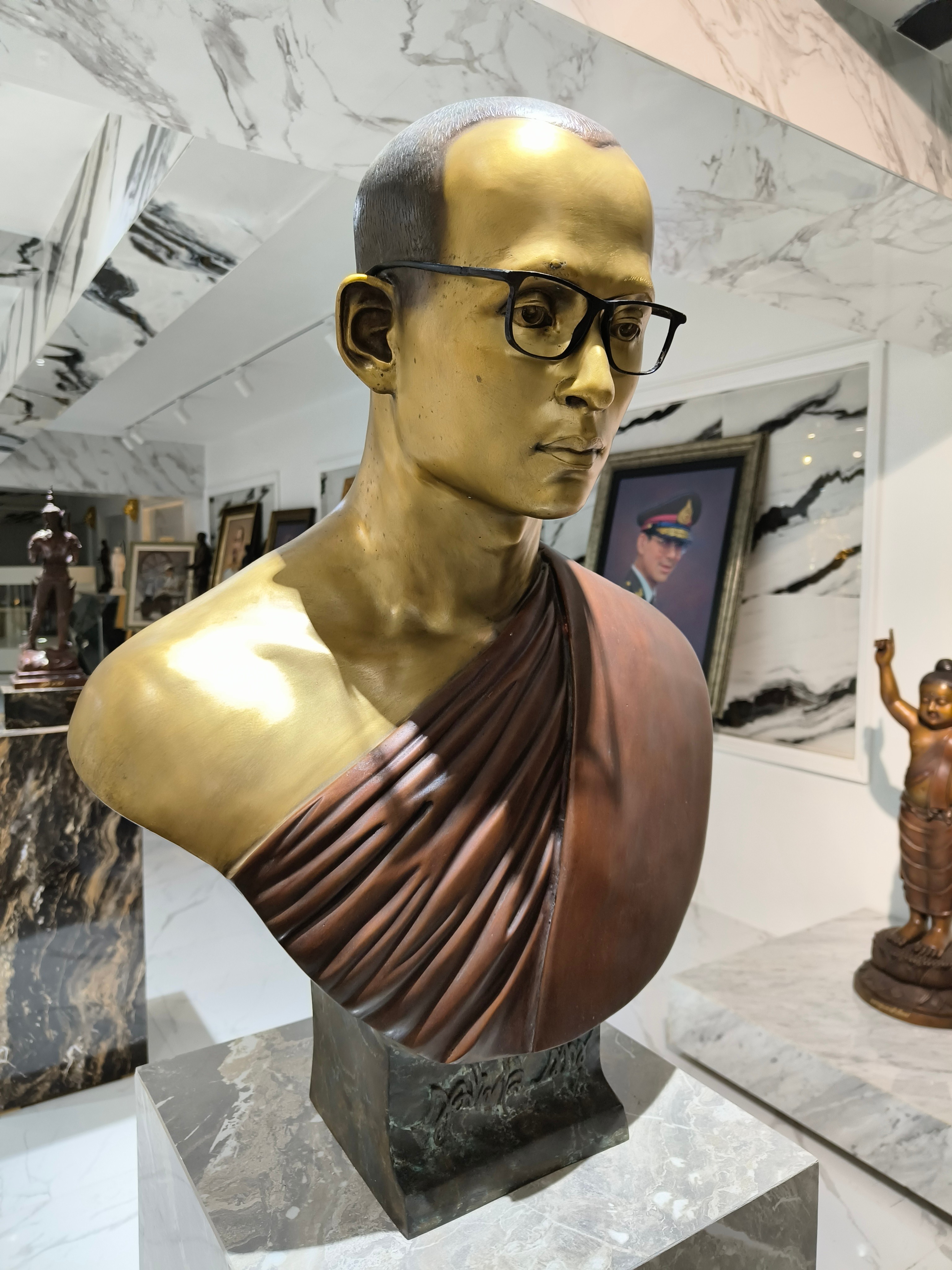 พระบรมรูปหล่อ ในหลวง รัชกาลที่ 9 ร.9 ทรงผนวช ขนาดเท่าคนจริง