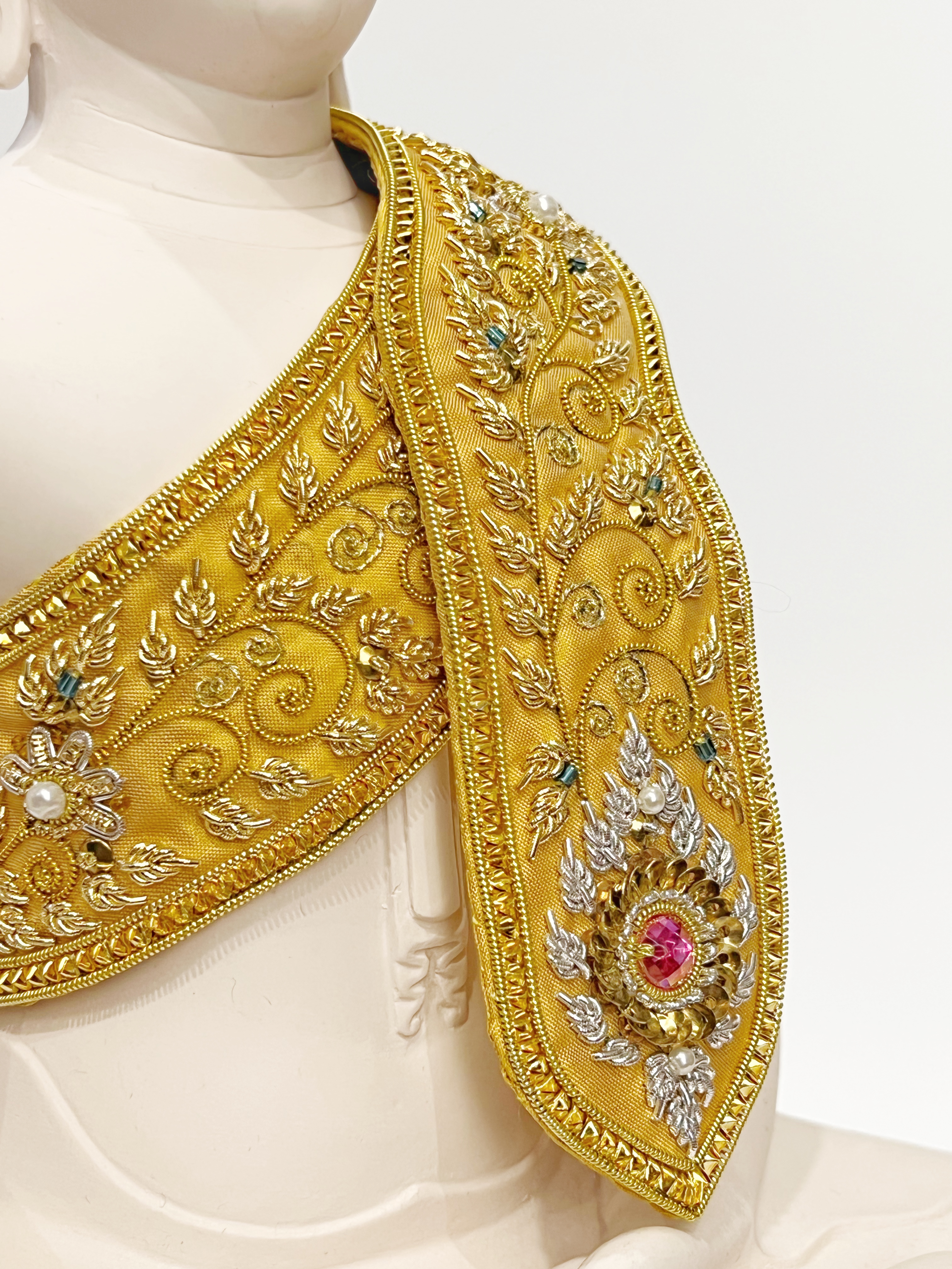 สังฆาฏิปักดิ้นทอง สำหรับพระพุทธรูป ขนาดหน้าตัก 9 นิ้ว ผ้าห่มทบ สีขาว ลายเคลือเถา