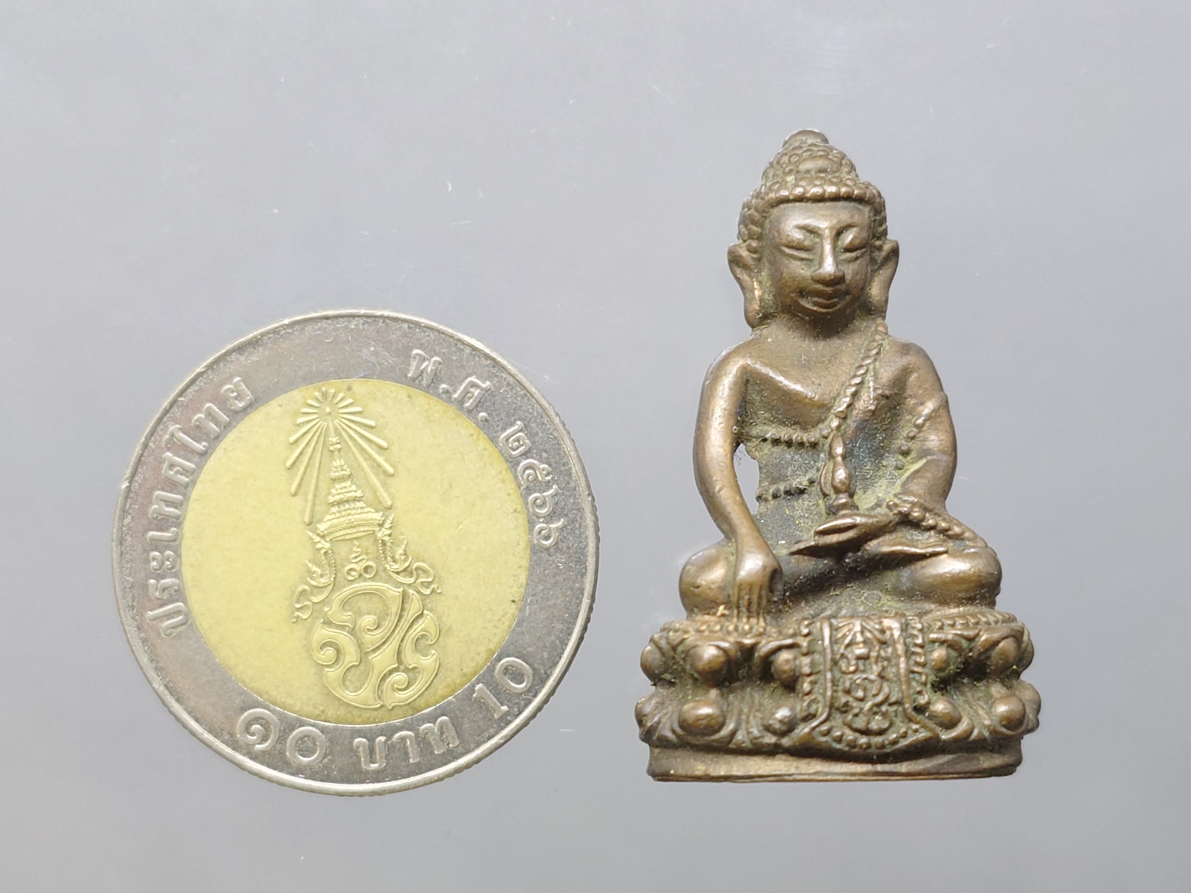 พระกริ่งคุ้มเกล้า (กริ่งศิรากาศ หน้าจีน ก้นถ้วย) เนื้อนวะโลหะ พ.ศ.2524 หายาก สภาพสวย พร้อมกล่องเดิม