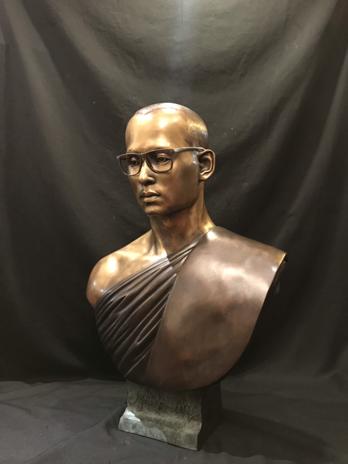 พระบรมรูปหล่อในหลวง รัชกาลที่ 9 ทรงผนวช ครึ่งท่อน