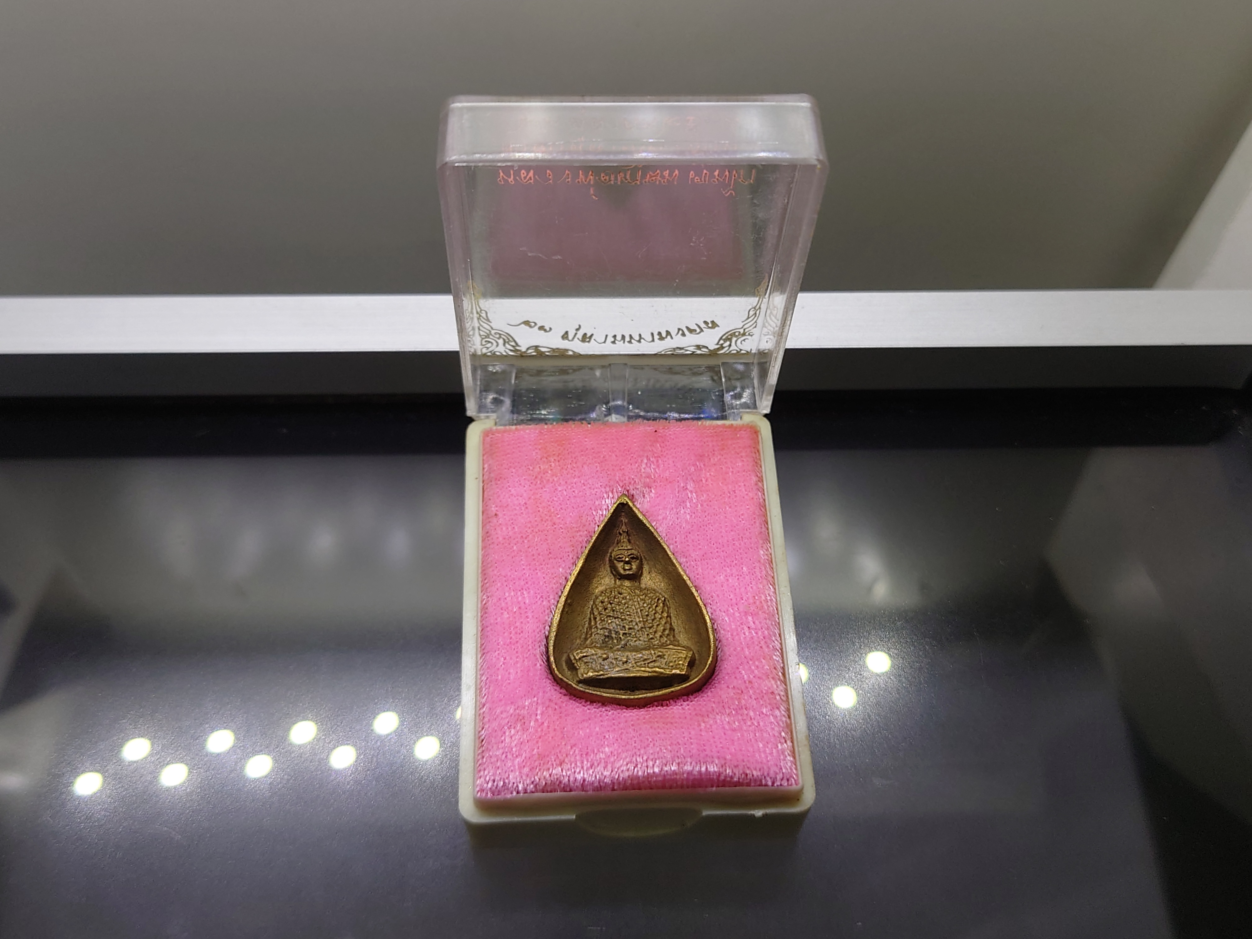 พระแก้วมรกต ทรงเครื่องฤดูหนาว เนื้อนวะ รุ่น 23 ตุลามหามงคล พิมพ์ใบโพธิ หลวงพ่อเกษม เขมโก ปลุกเสก สำนักสุสานไตรลักษณ์ ลำปาง ปี2538 พร้อมกล่อง