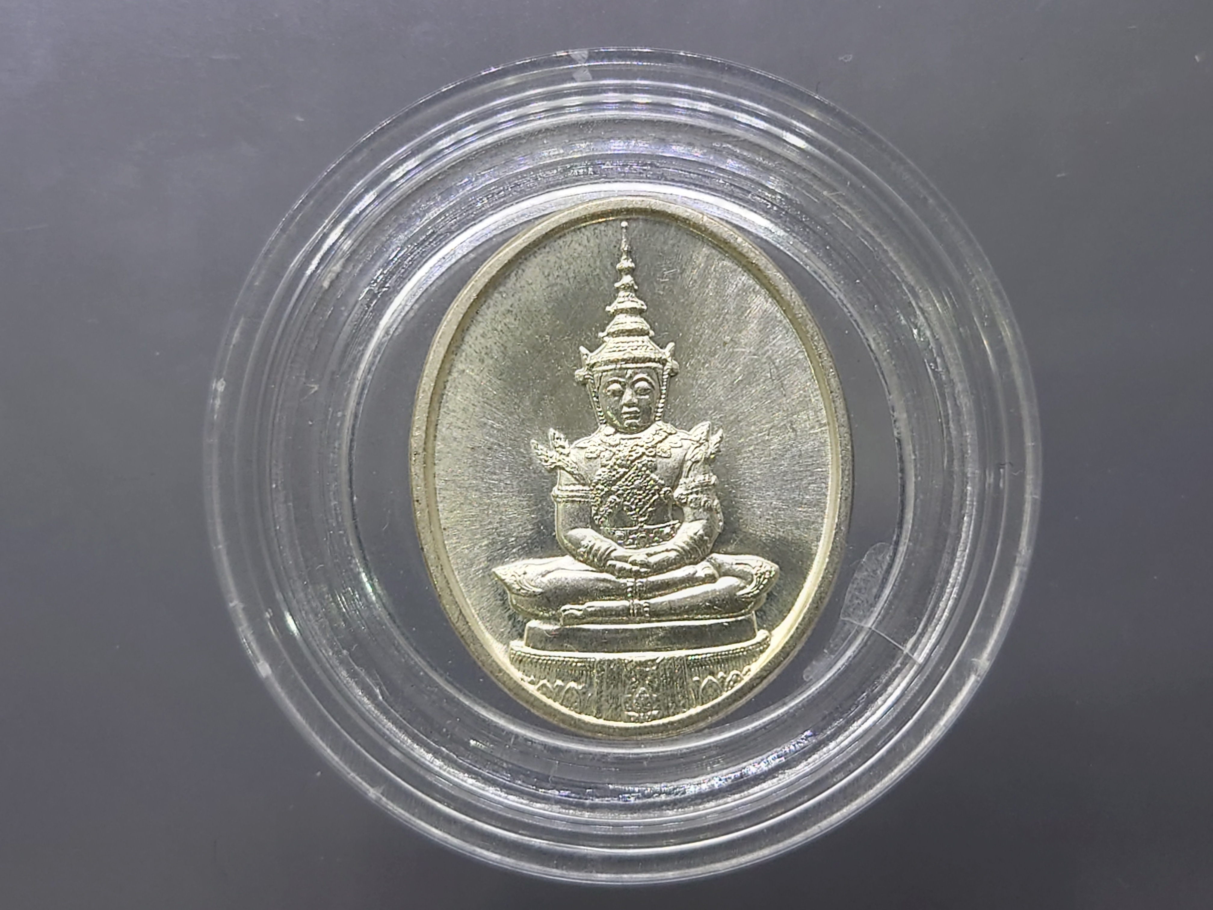 พระแก้วมรกต รุ่นแรก ทรงฤดูร้อน เนื้อเงิน หลัง ภปร ฉลองวัดพระศรืๆ (ด้านหลังไม่มีราชศรัทธา) ปี2525