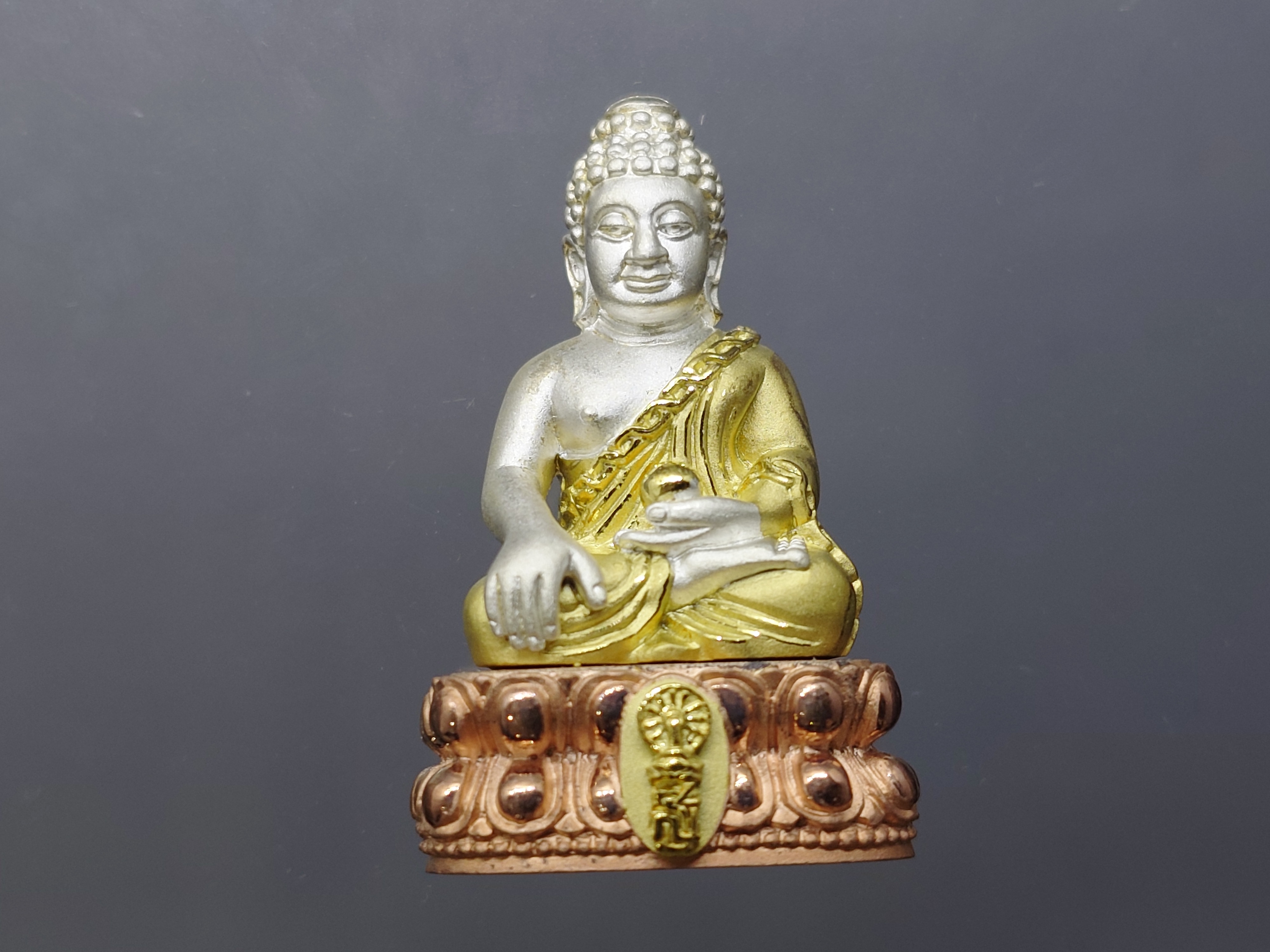 พระกริ่งสิริโภคา ส.ธ. รุ่นสร้างอุโบสถเฉลิมพระเกียรติ เนื้อเงินชุบสามกษัตริย์ แบบพ่นทรายนวลขัดเงาบางส่วน วัดบวรนิเวศวิหาร ปี2543 พร้อมกล่องเดิม