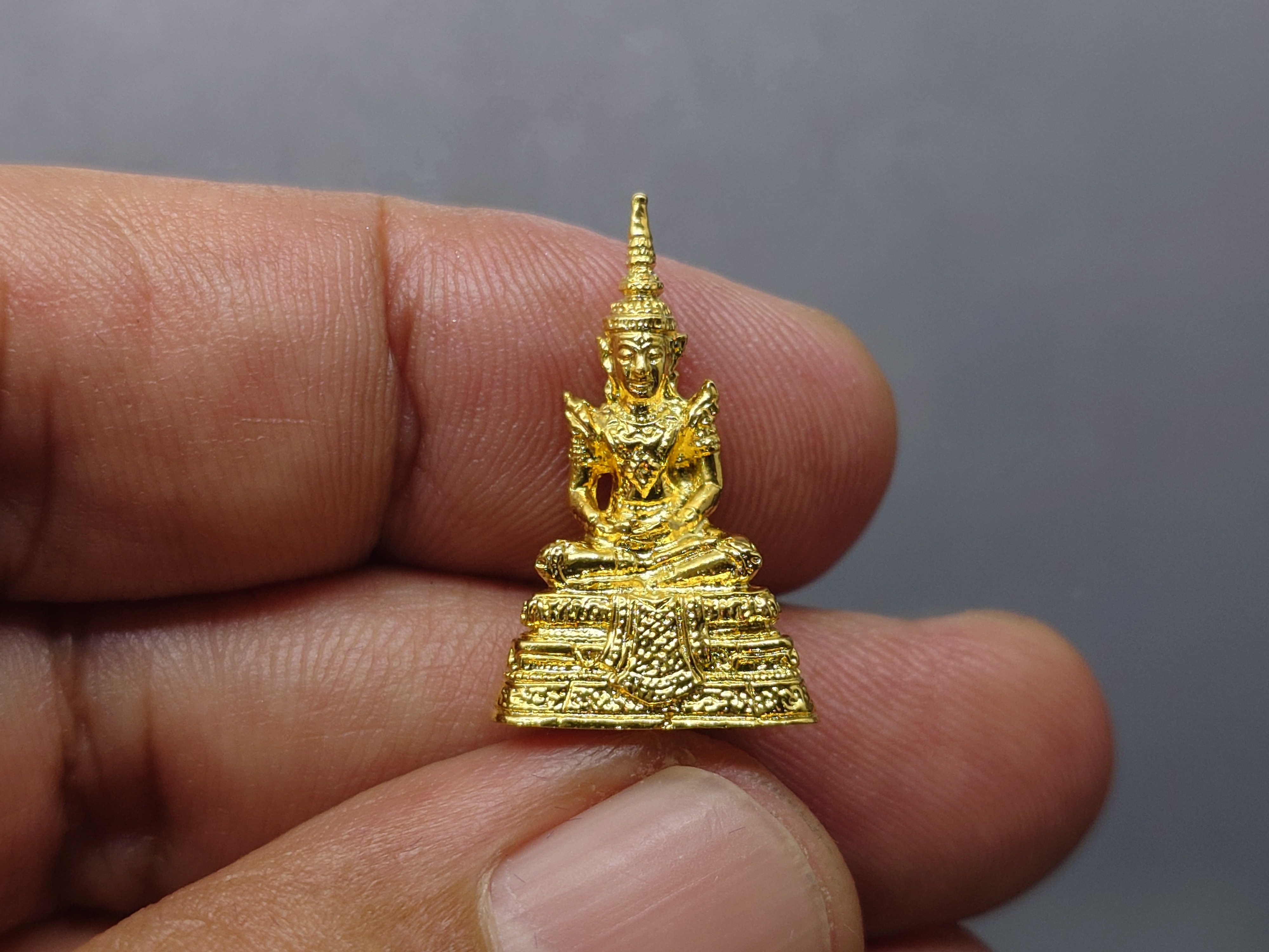 พระแก้วมรกต สธ.เนื้อกาหลั่ยทอง ที่ระลึกสมเด็จพระเทพรัตนราชสุดาฯเสด็จทรงยกช่อฟ้า วัดพระแก้ว จ.เชียงราย ปี2550 พร้อมกล่องเดิม