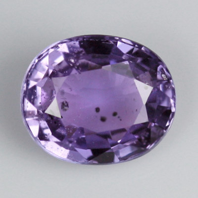 ไพลินเปลี่ยนสี (Color-change Sapphire) 0.94 กะรัต เปลี่ยนสีจากน้ำเงินเป็นม่วง ไม่เผา