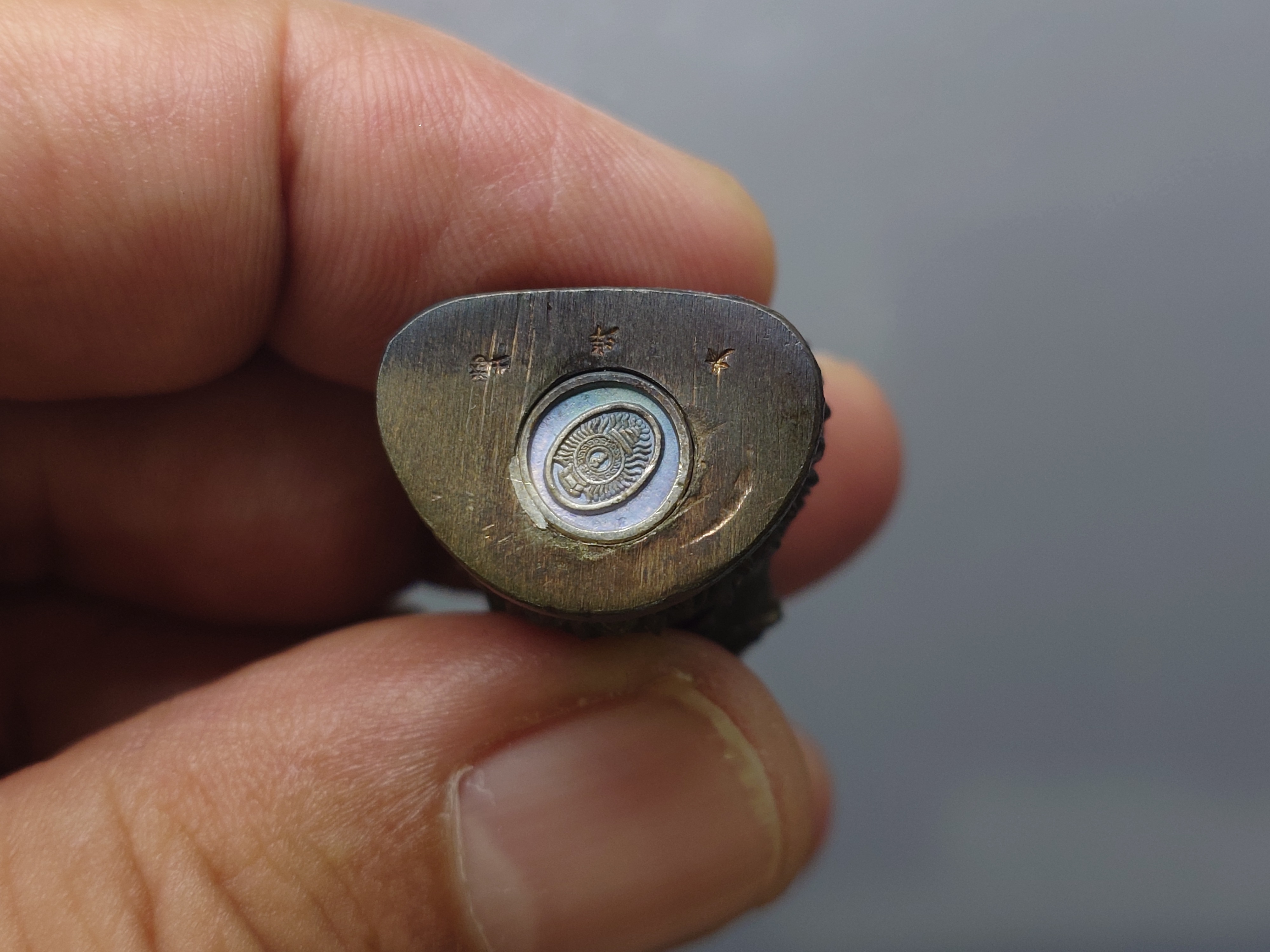 พระกริ่งจีน ต้าเยิ่นถะ เนื้อนวะโลหะ ฐานอุดรูกริ่งเนื้อเงิน รุ่นเฉลิมพระเกียรติครองราชย์ 50 ปี วัดบวรนิเวศวิหาร ปี2539 พร้อมกล่องเดิม นิยม หายาก