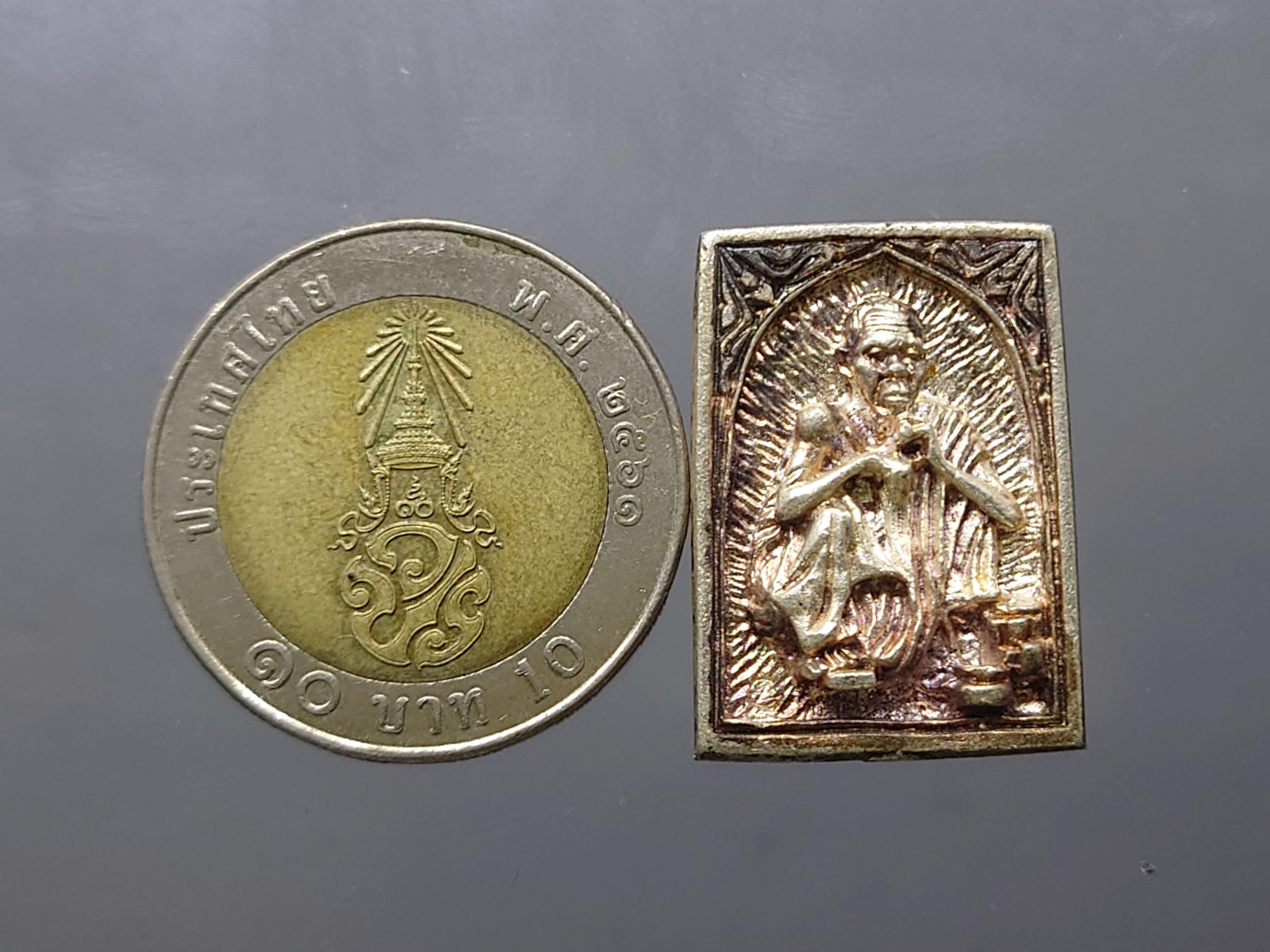 เหรียญหลวงพ่อคูณ เนื้อเงิน รุ่นพรปีใหม่ ขนาด 2 X 1.8 เซ็น 2537 รับประกันแท้ ทันหลวงพ่อ