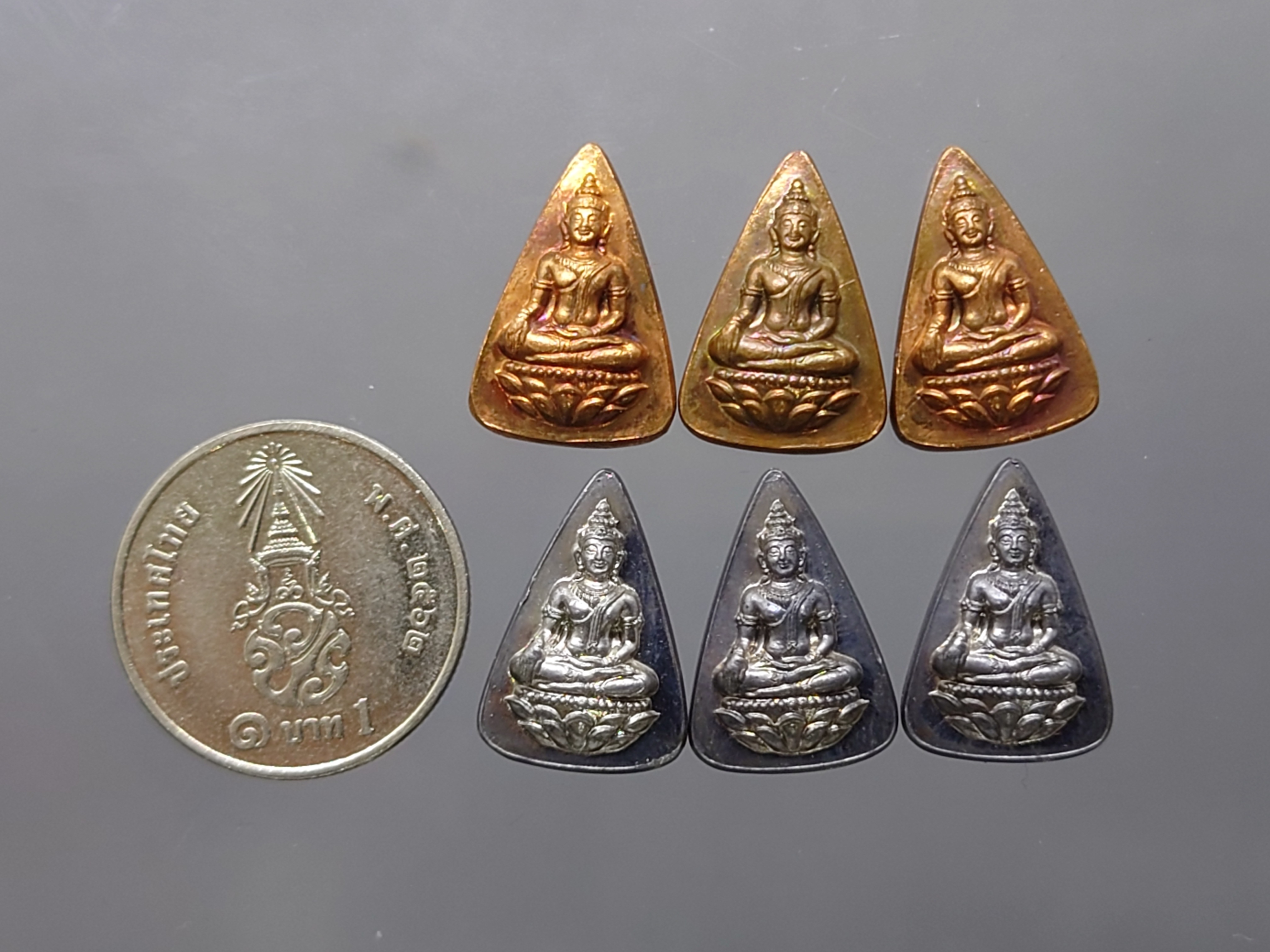 สมเด็จนางพญา (ชุด 6 เหรียญ) ที่ระลึกเฉลิมพระชนมพรรษา 6 รอบ ราชินีนาถ หลัง สก.สภาผู้แทนราษฎร จัดสร้าง ปี 2547 พร้อมกล่องเดิม