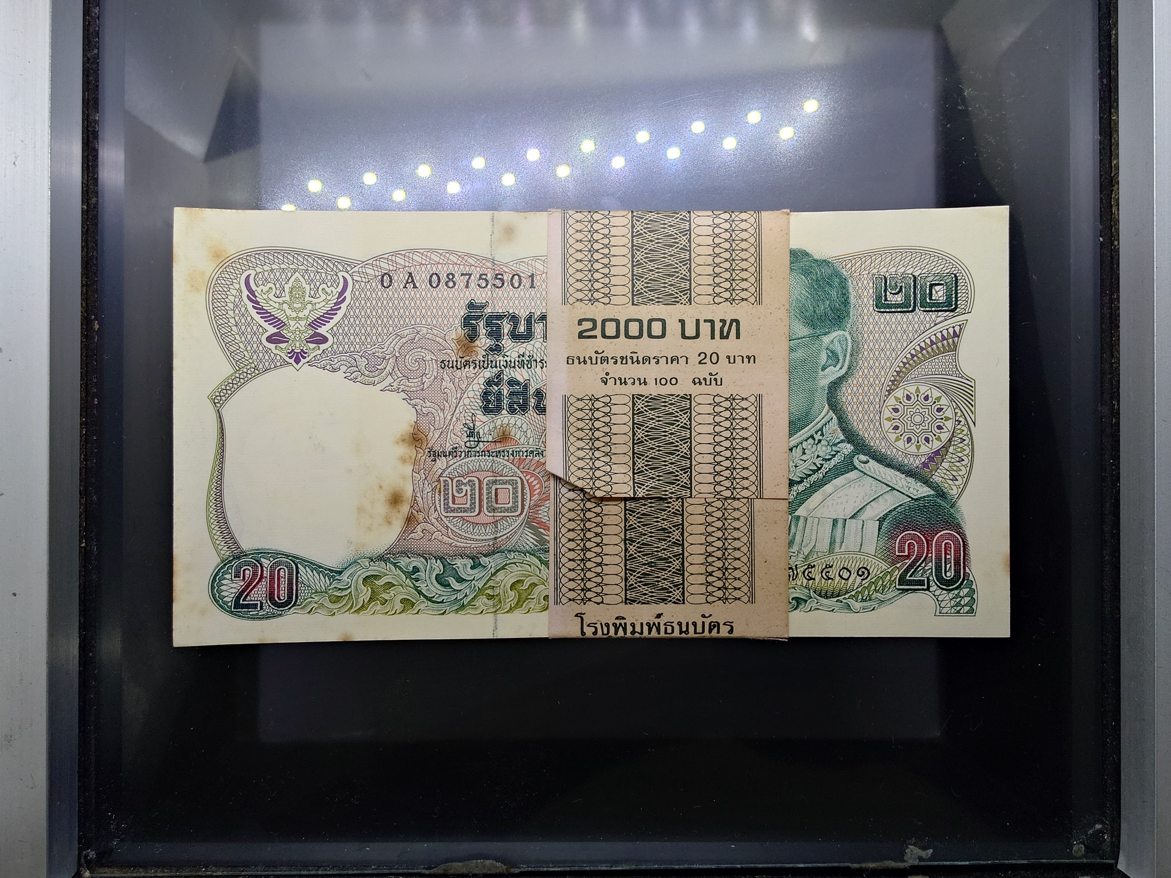 ธนบัตร 20 บาท แบบ 12 ยกแหนบ 100 ใบ เลขเรียง ไม่ผ่านใช้ ติดเหลือง