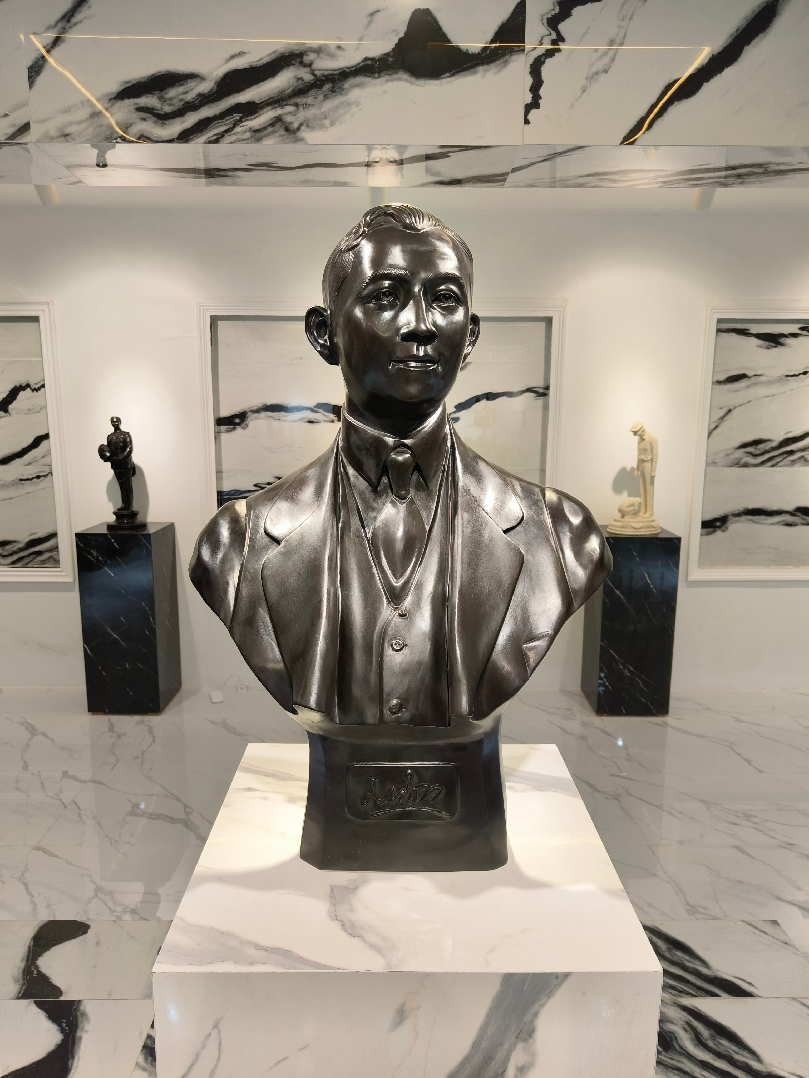 รูปหล่อ พระบิดา สมเด็จพระมหิตลาธิเบศร อดุลยเดชวิกรม พระบรมราชชนก พระราชบิดาในรัชกาลที่ 9 ครึ่งพระองค์ ขนาดเท่าจริง