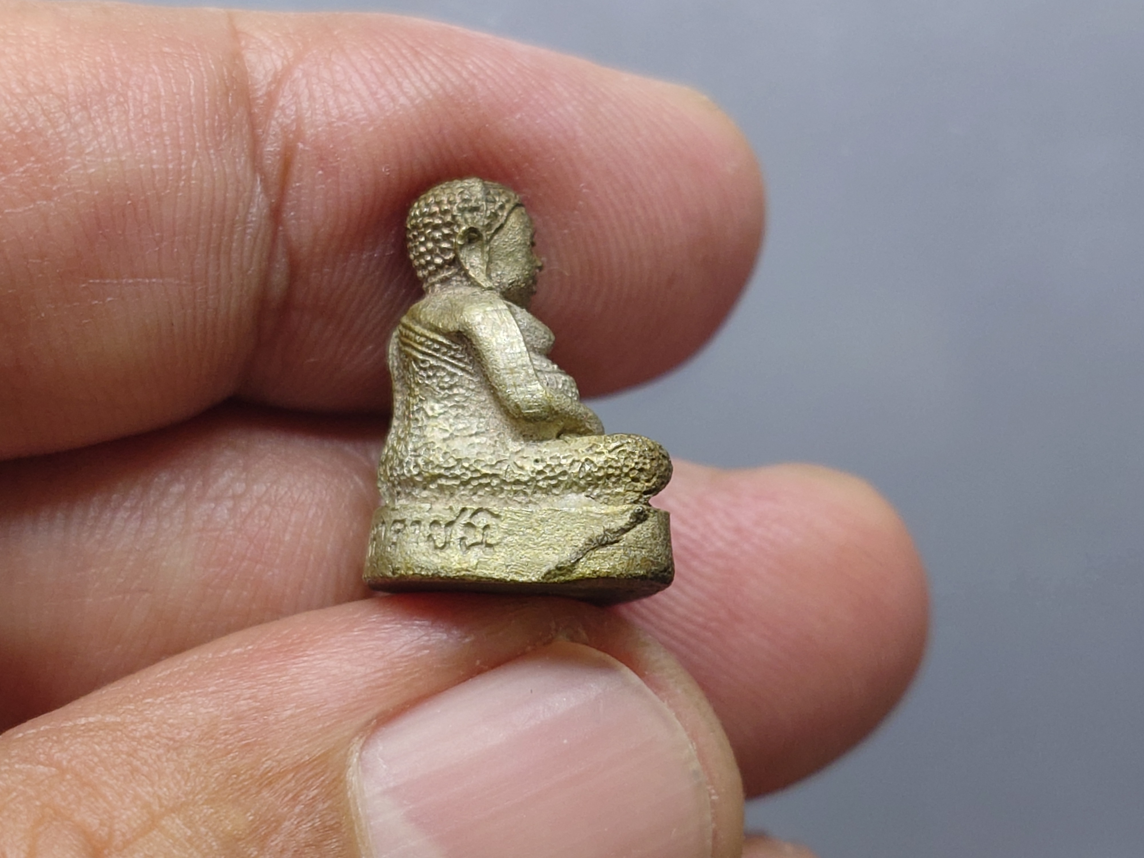 พระสังกัจจายย์ สก 5 รอบ สมเด็จพระบรมราชินีนาถ เนื้อนวะแก่เงิน ขนาดสูง 17 มิล ปี2535 พร้อมตลับเดิม ไม่มีฝา