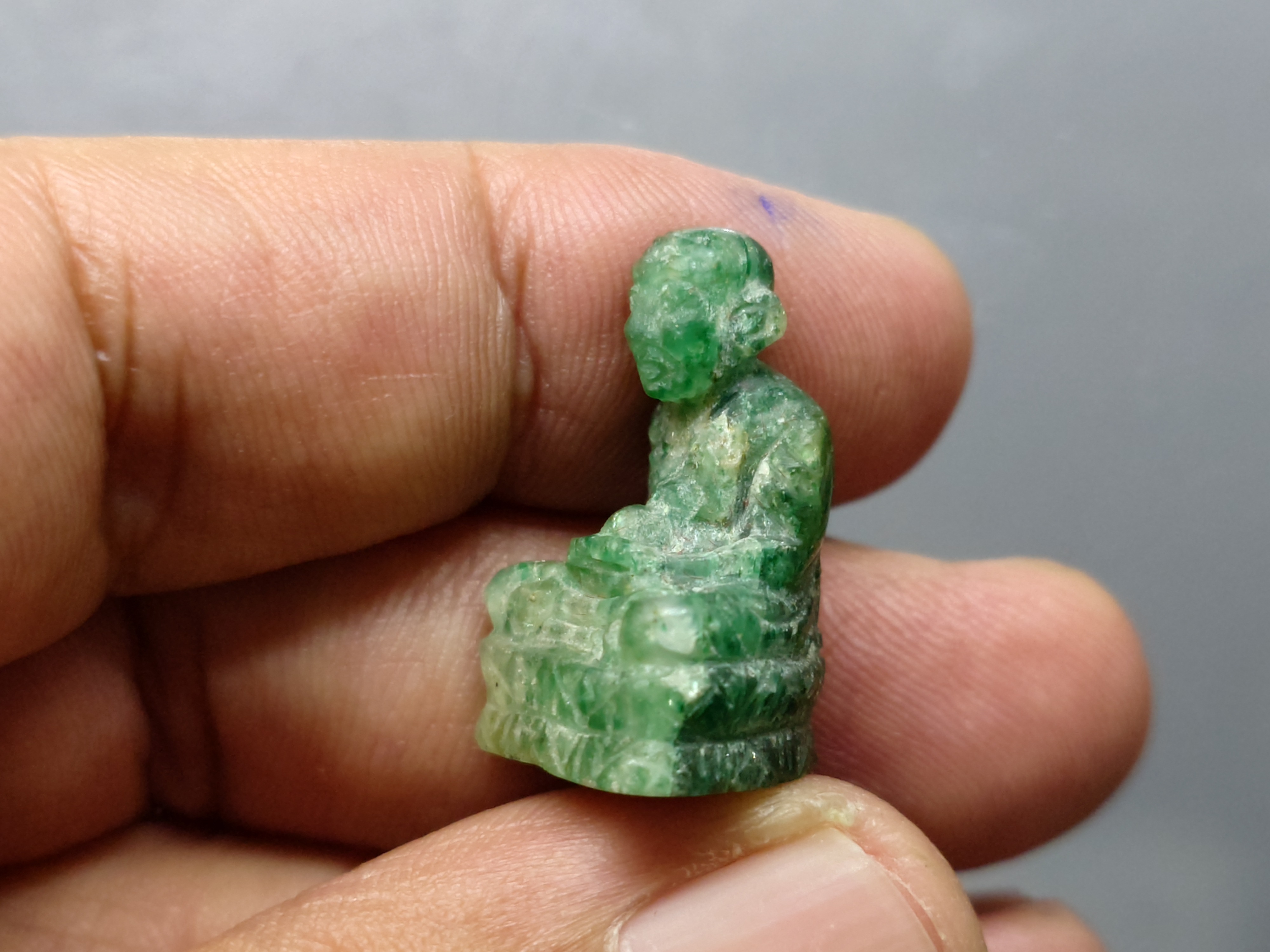 หลวงปู่ทวดหยก เนื้อหยก ลอยองค์ ฐานฝังหมุดทองคำแท้ พิมพ์ใหญ่ ขนาดสูง 2.5 เซน วัดพะโคะ สมาคมชาวเพชรบุรีสร้าง ปี2543 พร้อมกล่องเดิม