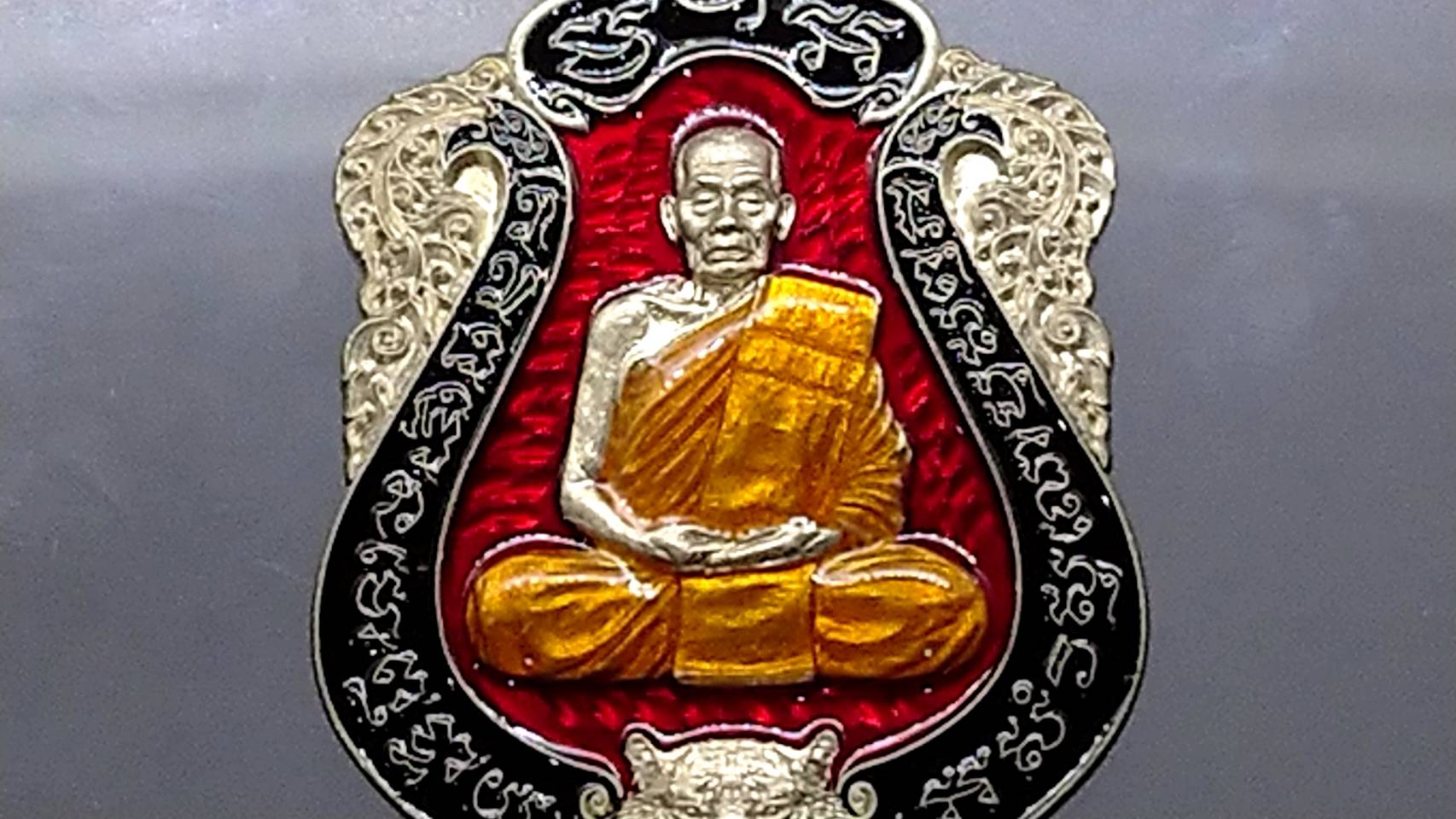 เสือคาบดาบรุ่น 4 เนื้ออัลปาก้าลงยาแดง ขอบดำ บนดำ ลงยาจีวร (พิมพ์เสือ1) หลวงพ่อพัฒน์ วัดห้วยด้วน โคท 216