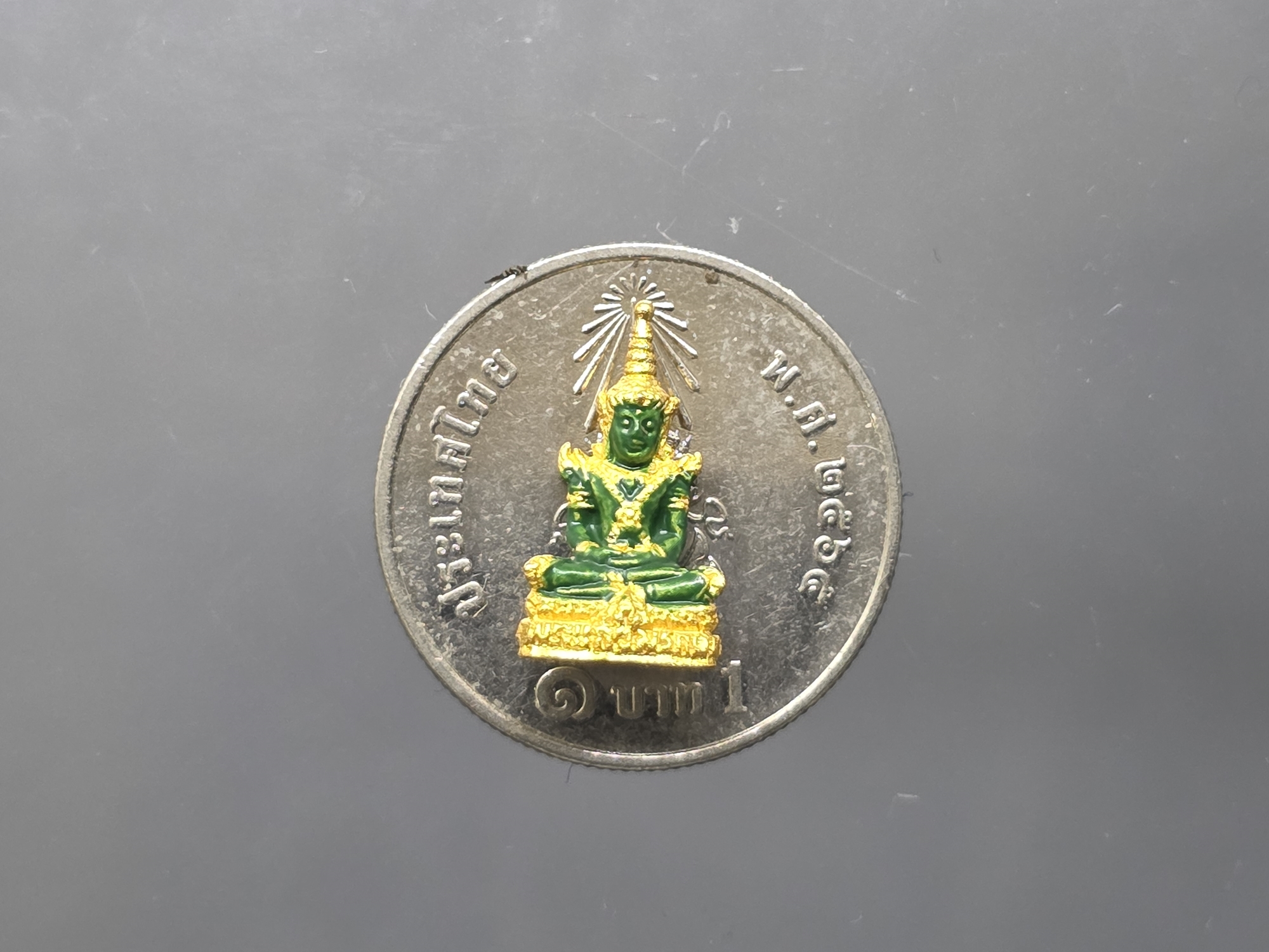 พระแก้วมรกต ทรงเครื่องฤดูร้อน เนื้อโลหะเคลือบสีเขียว เครื่องทรงชุบทอง (พิมพ์จิ๋ว 1.6 ซม.) สำนักพระราชวัง สร้าง พุทธาภิเษก ณ วัดพระศรีรัตนศาสดาราม พ.ศ.2547