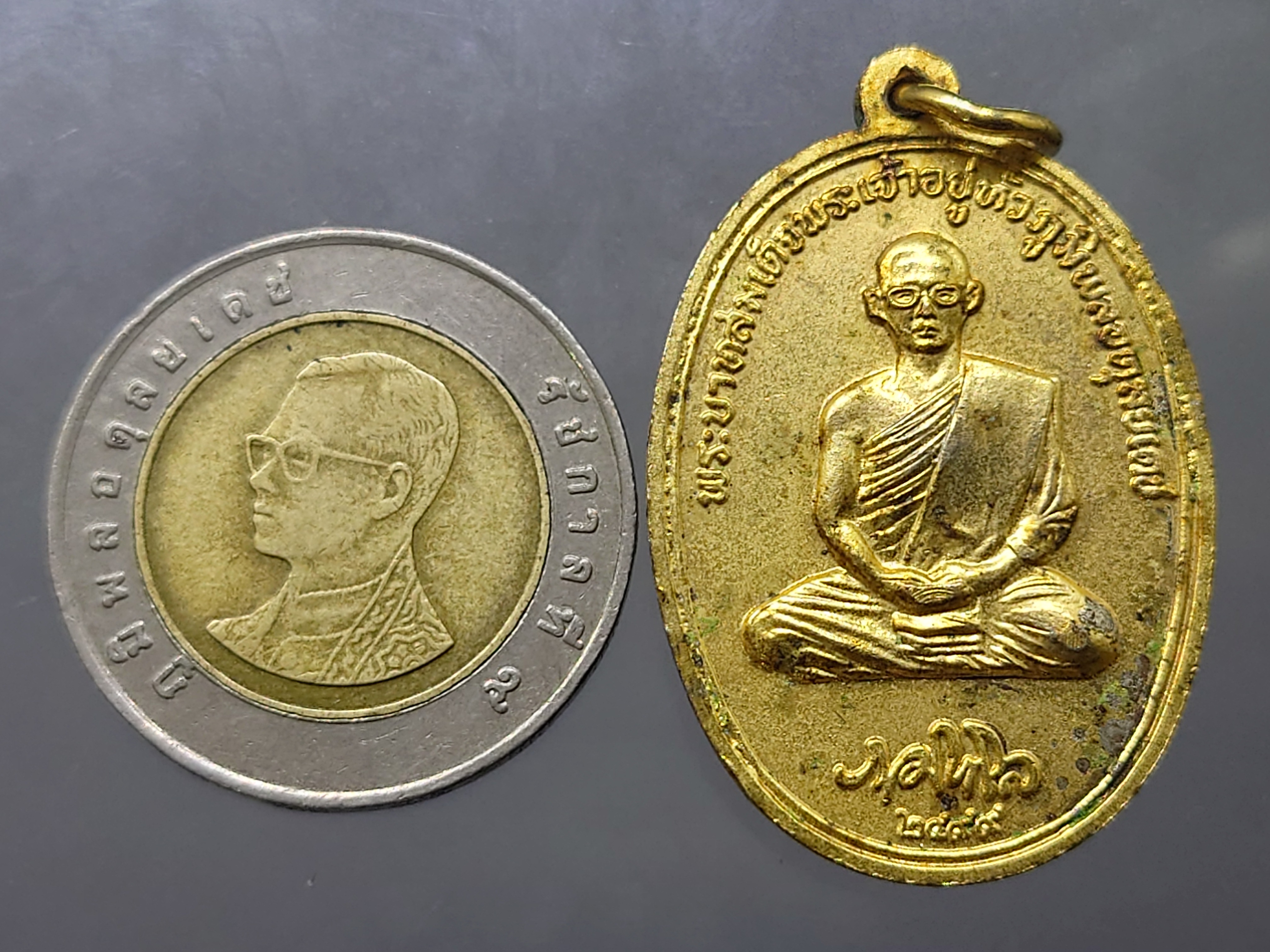เหรียญทรงผนวช ร9 พระธาตุดอยตุง กาหลั่ยทอง บอร์กเจดีย์ขีด นิยม หายากมาก(หลวงปู่แหวน หลวงปู่โต๊ะ ร่วมปลุกเสก) พ.ศ.2516