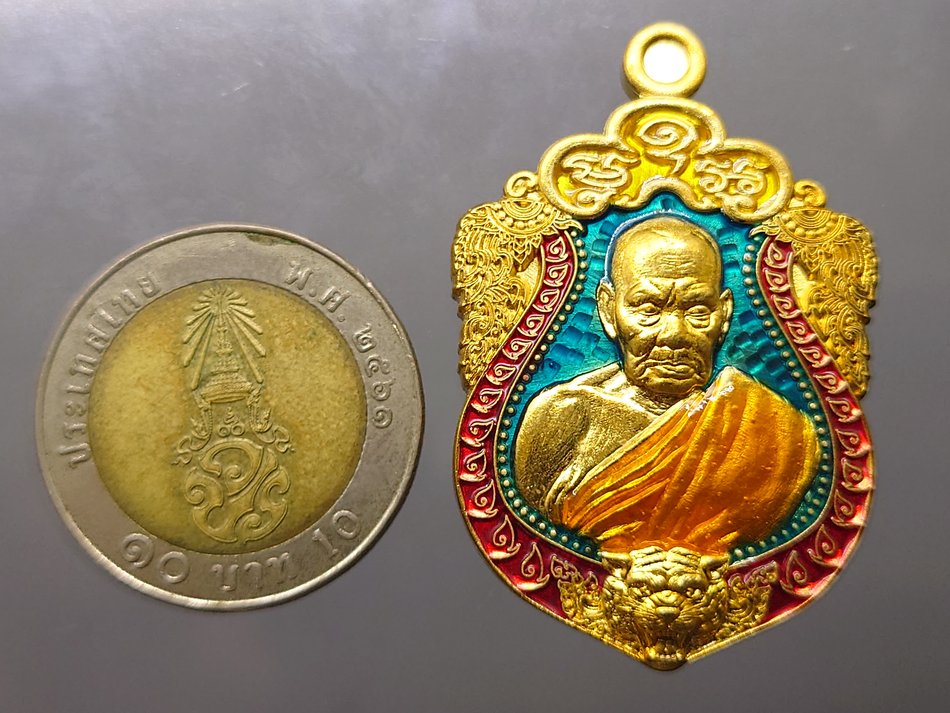 พยัคฆ์คู่บารมี เนื้อสัตตะ ลงยาเขียว ขอบแดงว บนเหลือง ลงยาจีวร หลวงพ่อพัฒน์ วัดห้วยด้วน โคท 86 ปี2563