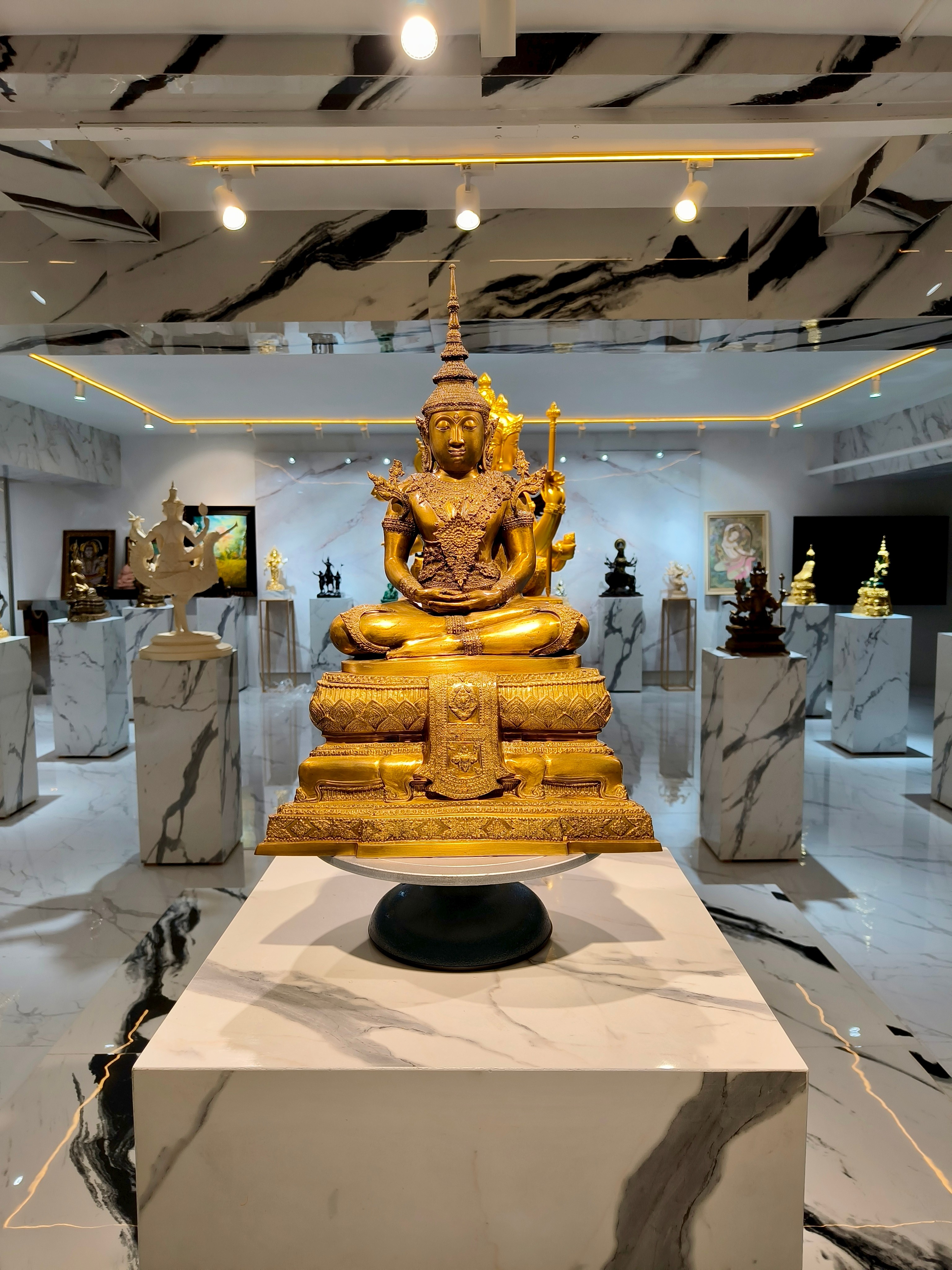 พระพุทธรูป พระแก้วมรกต ทรงเครื่องฤดูร้อน หน้าตัก 9 นิ้ว พิธีสมโภช กรุงรัตนโกสินทร์ 200 ปี วัดพระศรีรัตนศาสดาราม พ.ศ.2525