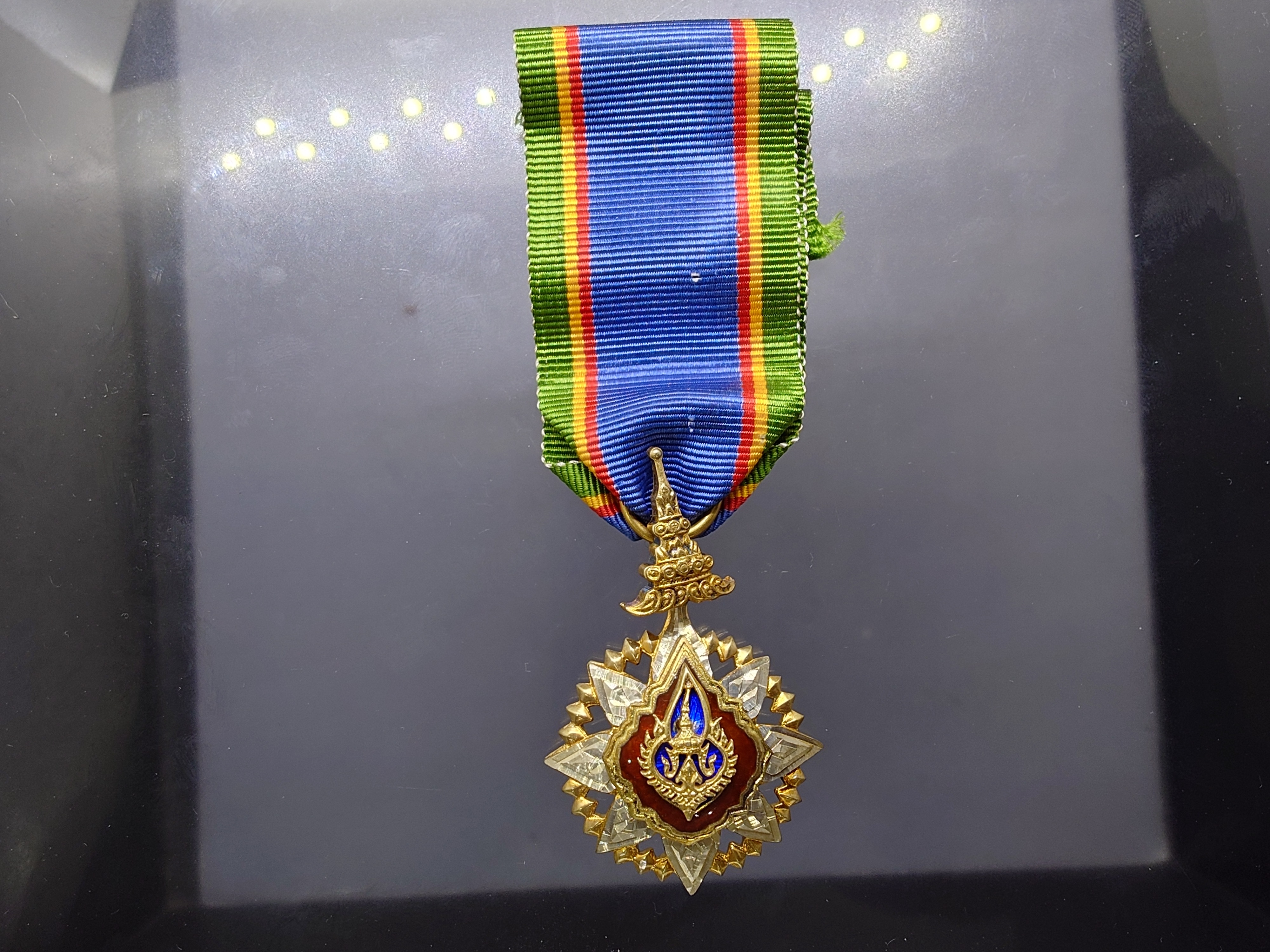 เครื่องราชอิสริยาภรณ์ มงกุฏไทย เนื้อเงินลงยา พร้อมกล่องเดิม