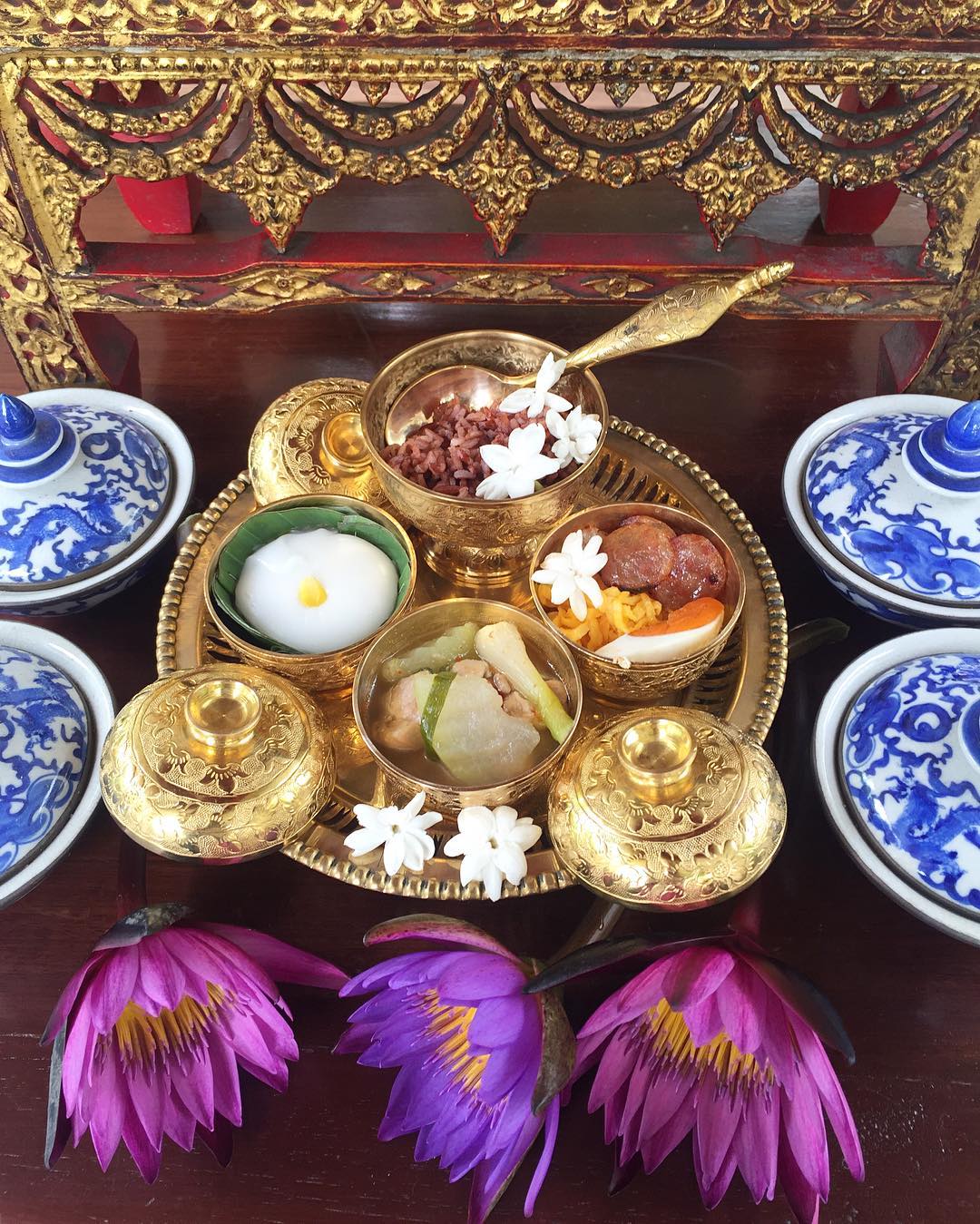 ชุด ถวายข้าวพระพุทธ ทองเหลือง พร้อม ถาดเม็ดมะยม แกะสลักลาย เครื่องทองเหลือง