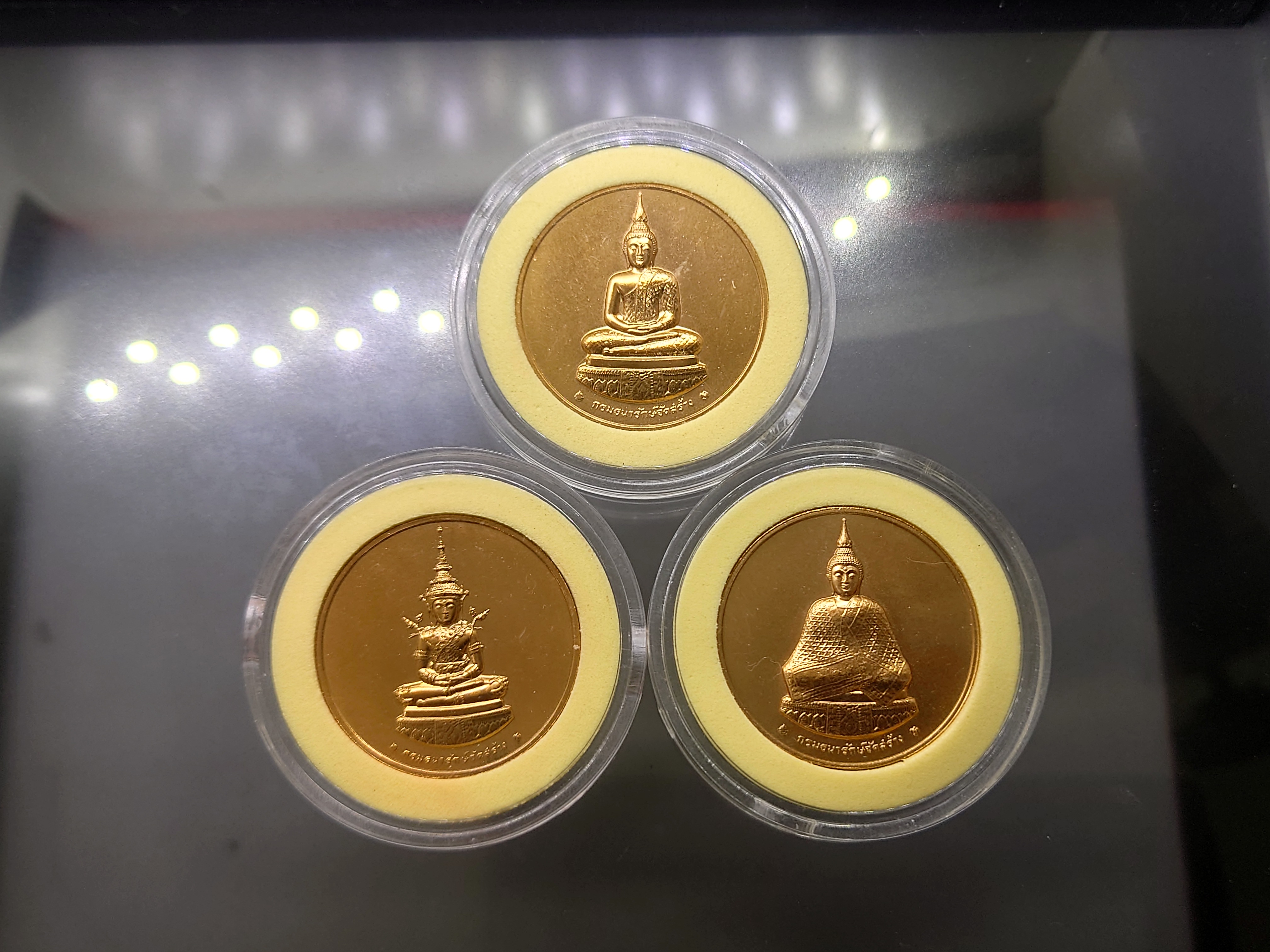 พระแก้ว 3 ฤดู หลัง ภปร ที่ระลึก 75 พรรษาในหลวง เนื้อทองแดง (ครบชุด 3 ฤดู) ธนารักษ์จัดสร้าง ปี2545