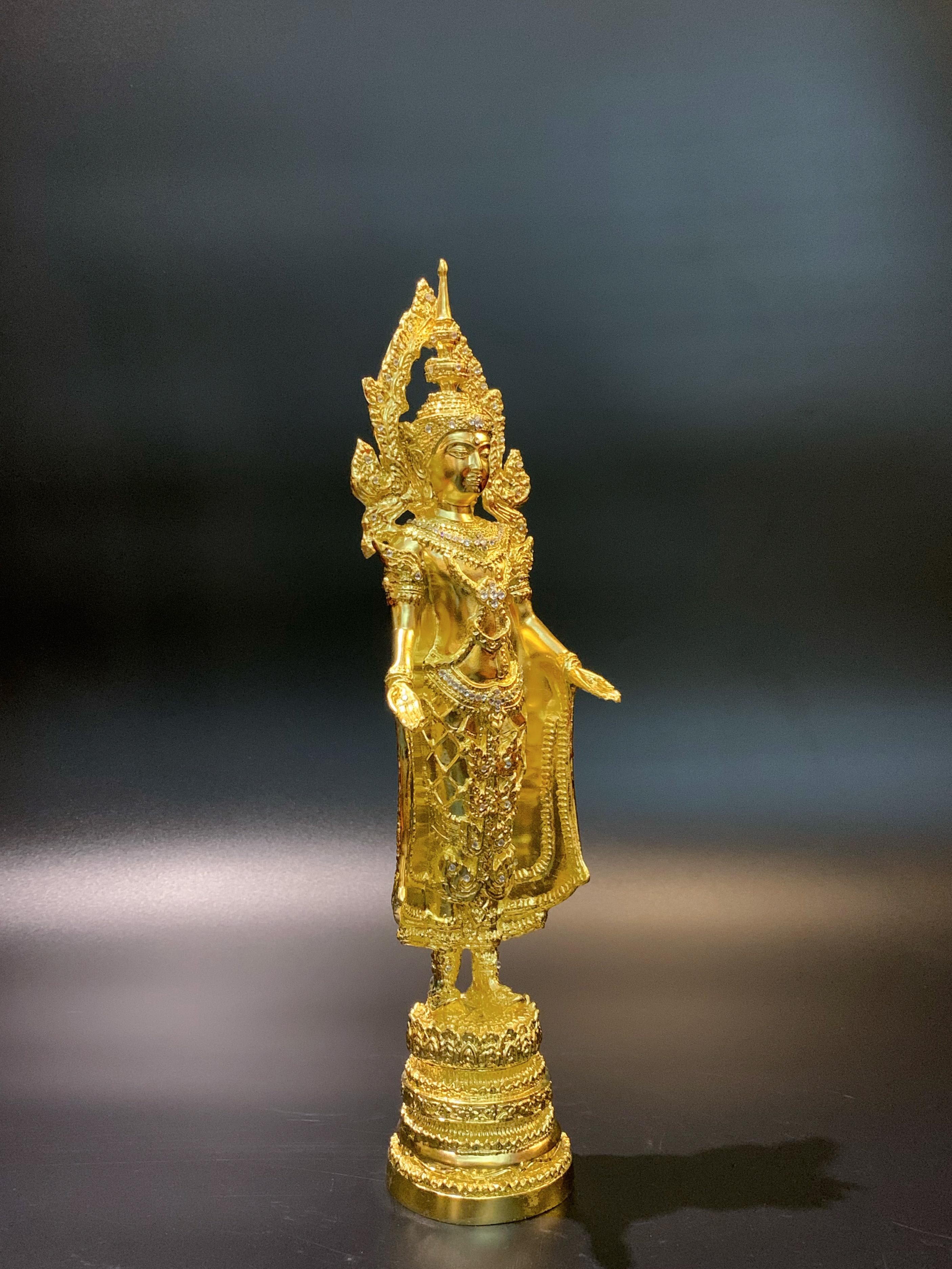 พระพุทธมหาจักรพรรดิ ปางเปิดโลก หน้าตัก 5 นิ้ว ปิดทอง ติดคริสตัล วัดกษัตราธิราชวรวิหาร จ.อยุธยา