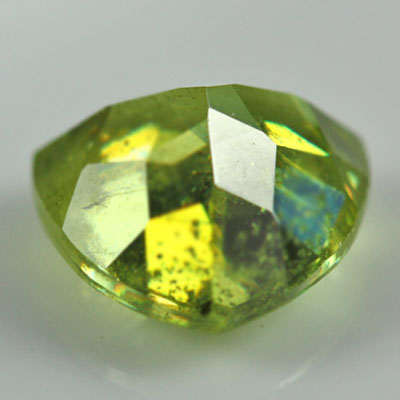 สฟีน (Sphene) 1.05 กะรัต ไฟดี หายาก รูปสามเหลี่ยม