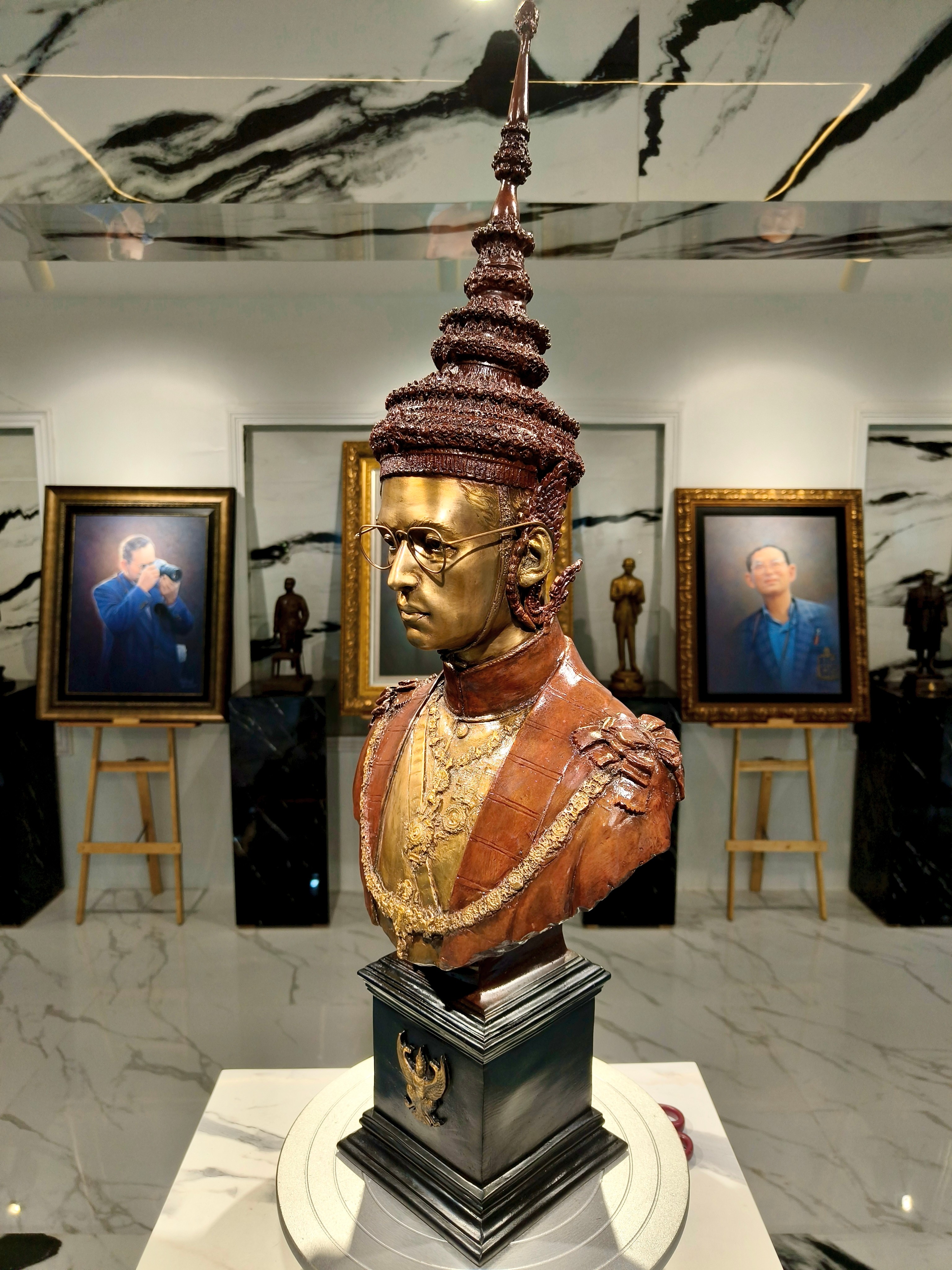 รูปหล่อ รัชกาลที่ 9 ร.9 ครึ่งพระองค์ (ทรงพระมหาพิชัยมงกุฎ) ประติมากรรม : อ.ธเนศร์ เตยทอง